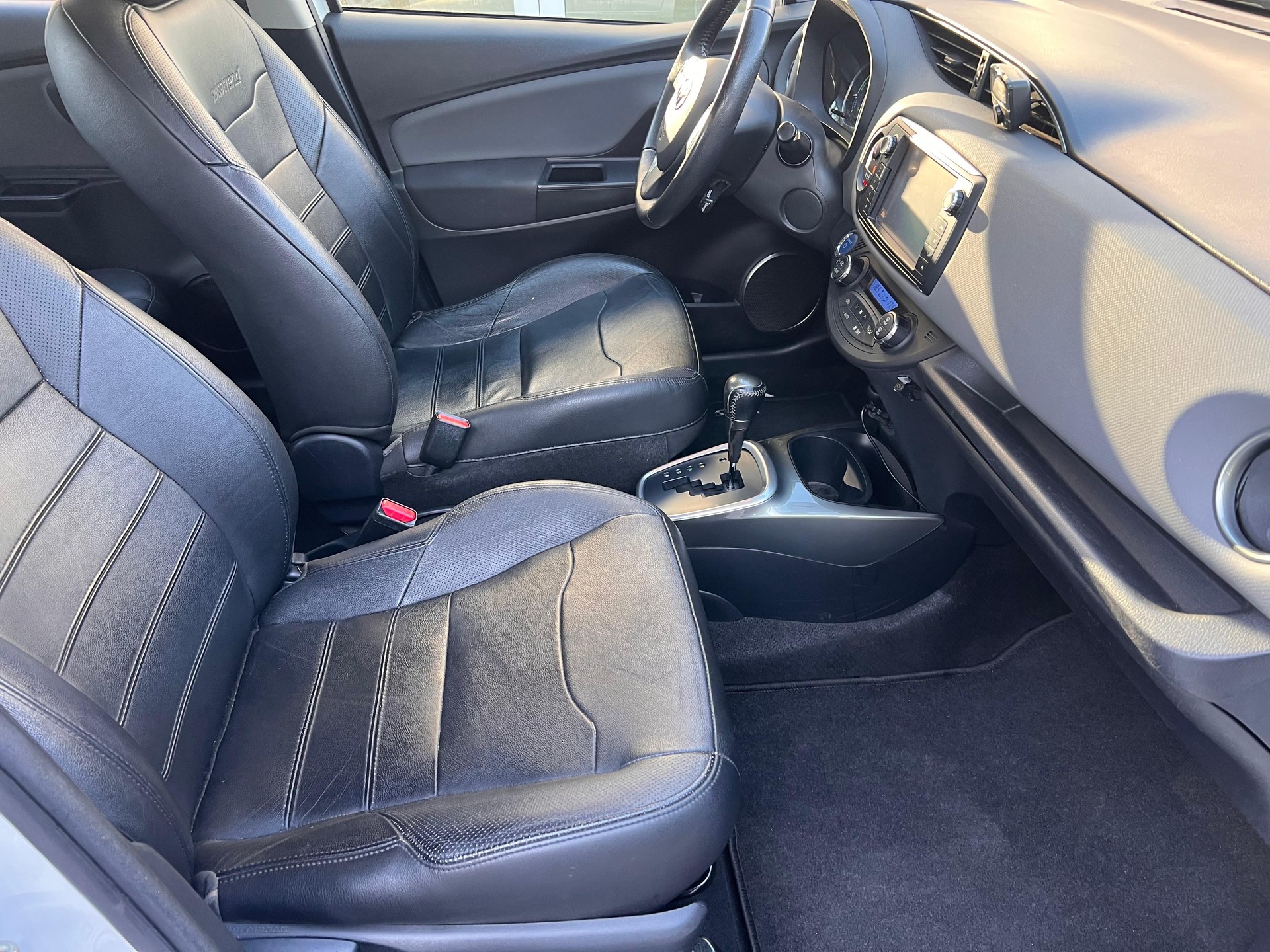 TOYOTA Yaris 1.5 VVT-i HSD Luna-image-12