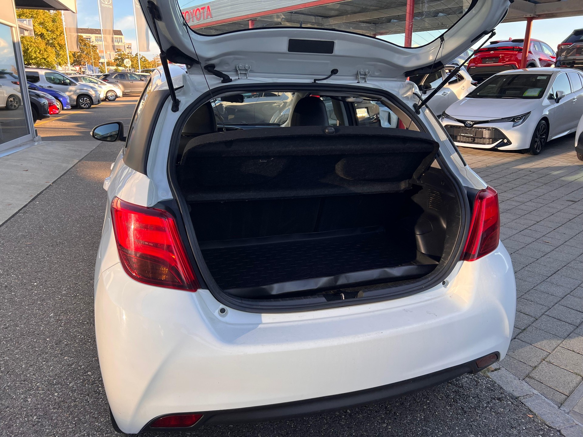 TOYOTA Yaris 1.5 VVT-i HSD Luna-image-6