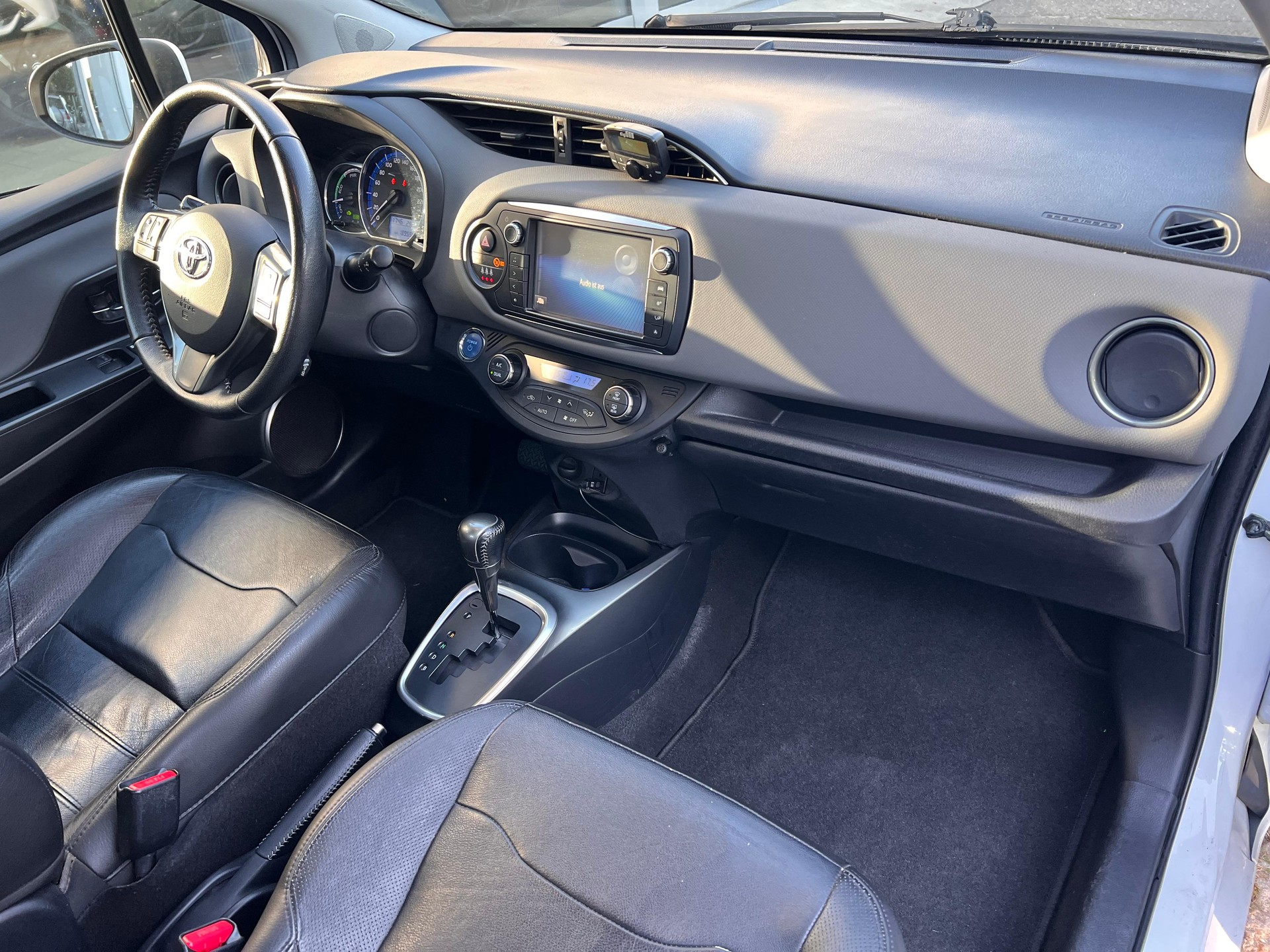 TOYOTA Yaris 1.5 VVT-i HSD Luna-image-13