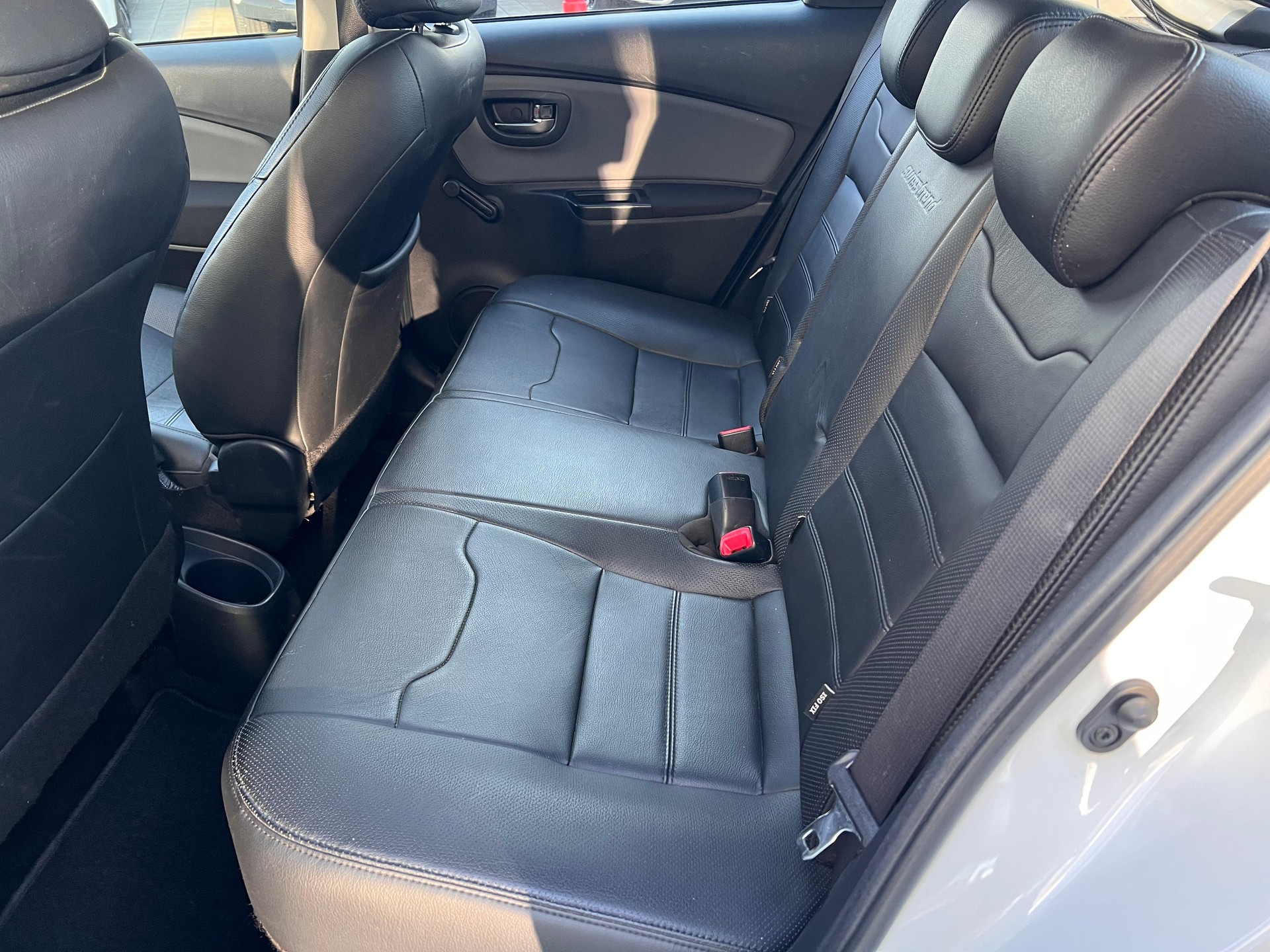 TOYOTA Yaris 1.5 VVT-i HSD Luna-image-10