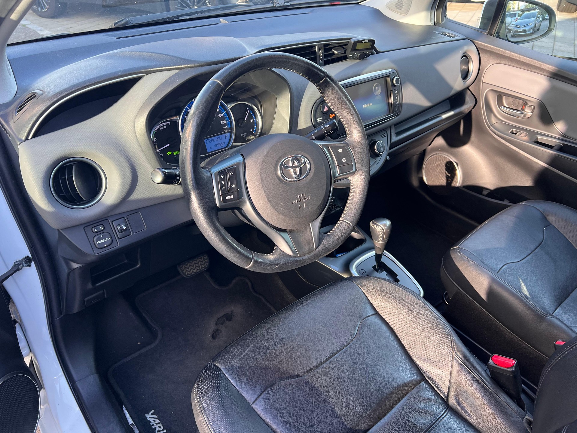 TOYOTA Yaris 1.5 VVT-i HSD Luna-image-7