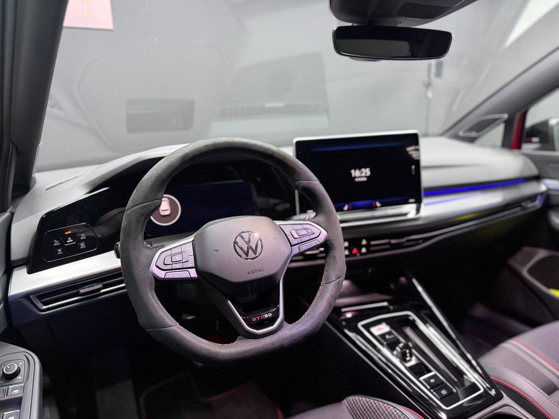 VW Golf 2.0 TSI GTI Edition 50 DSG-image-7
