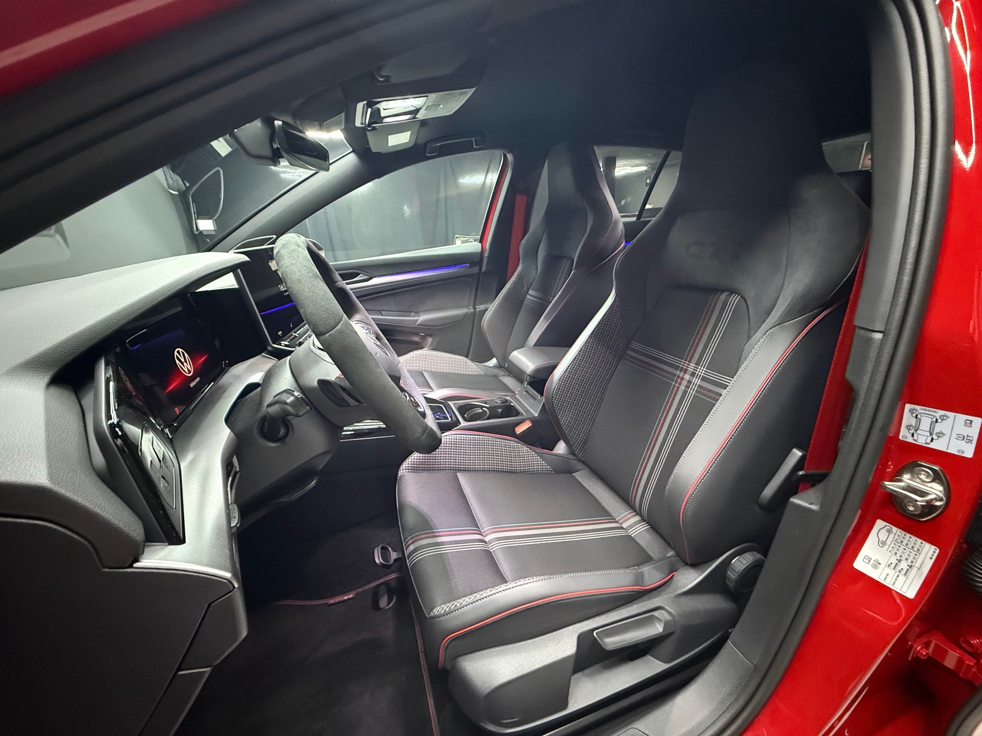 VW Golf 2.0 TSI GTI Edition 50 DSG-image-10