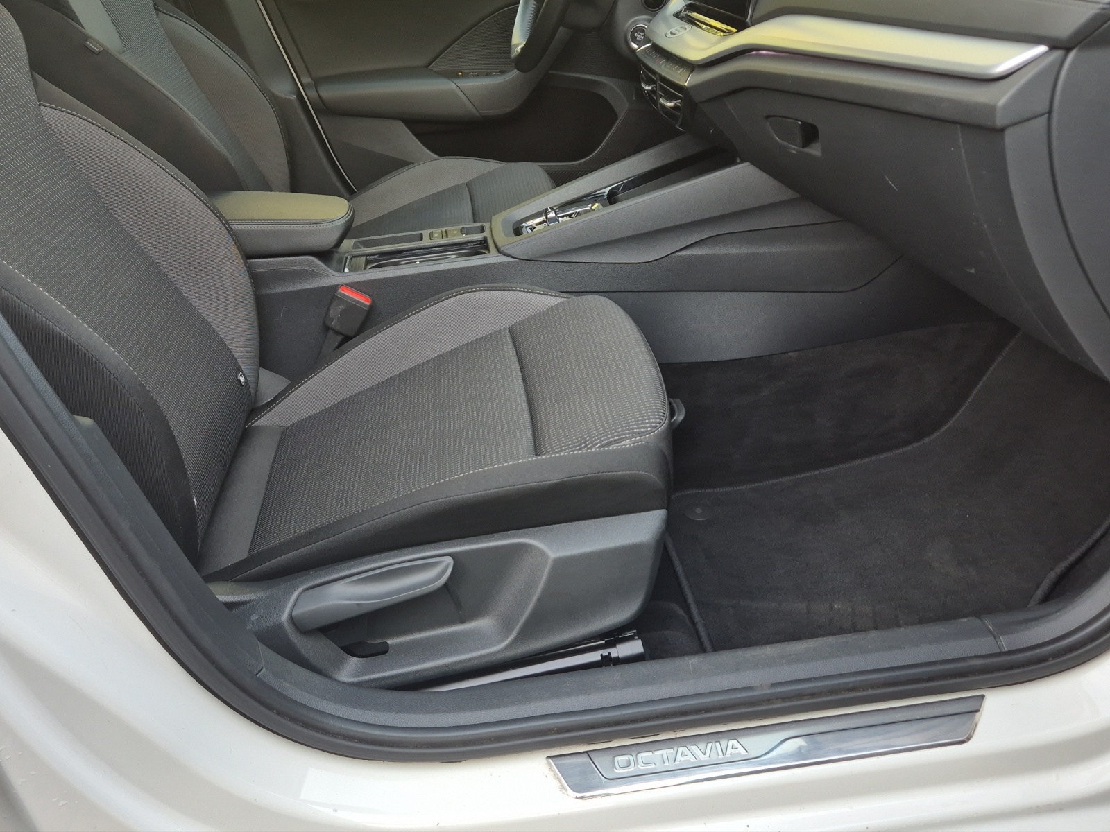 SKODA Octavia Combi 1.4 TSI PHEV DSG Ambition*Frisch ab MFK & Service*-image-21