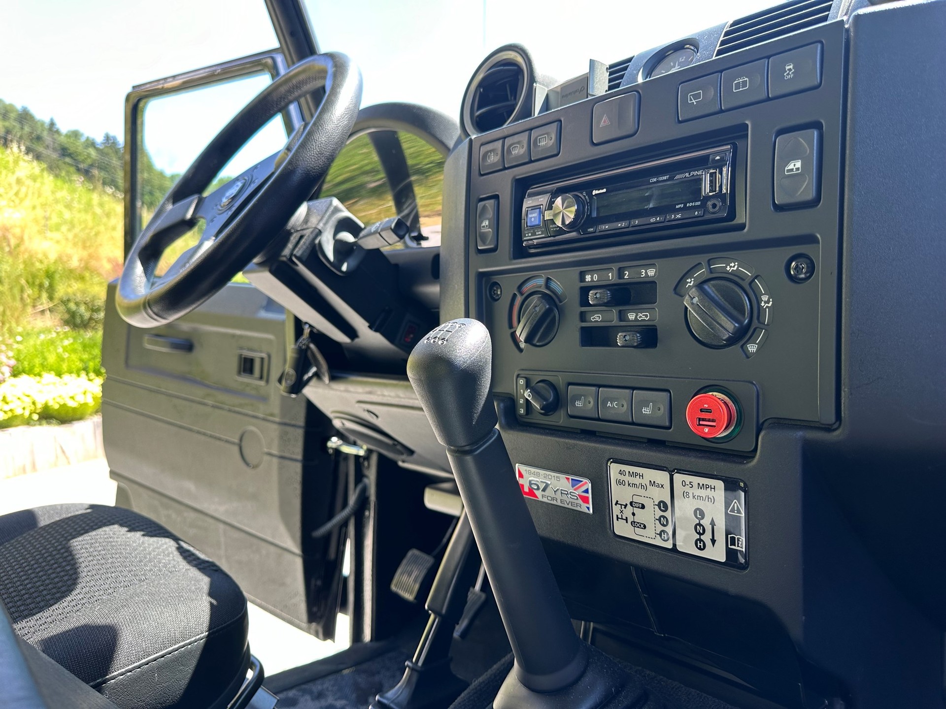 LAND ROVER Defender 90 2.2 TD4 Station Wagon SE-image-4