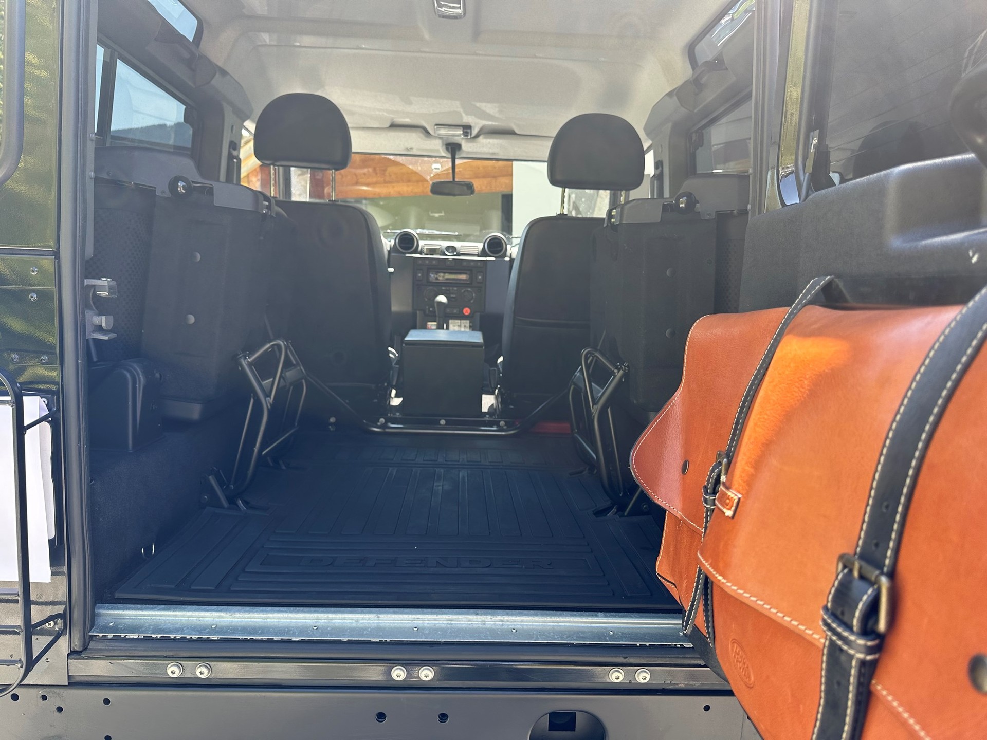 LAND ROVER Defender 90 2.2 TD4 Station Wagon SE-image-5
