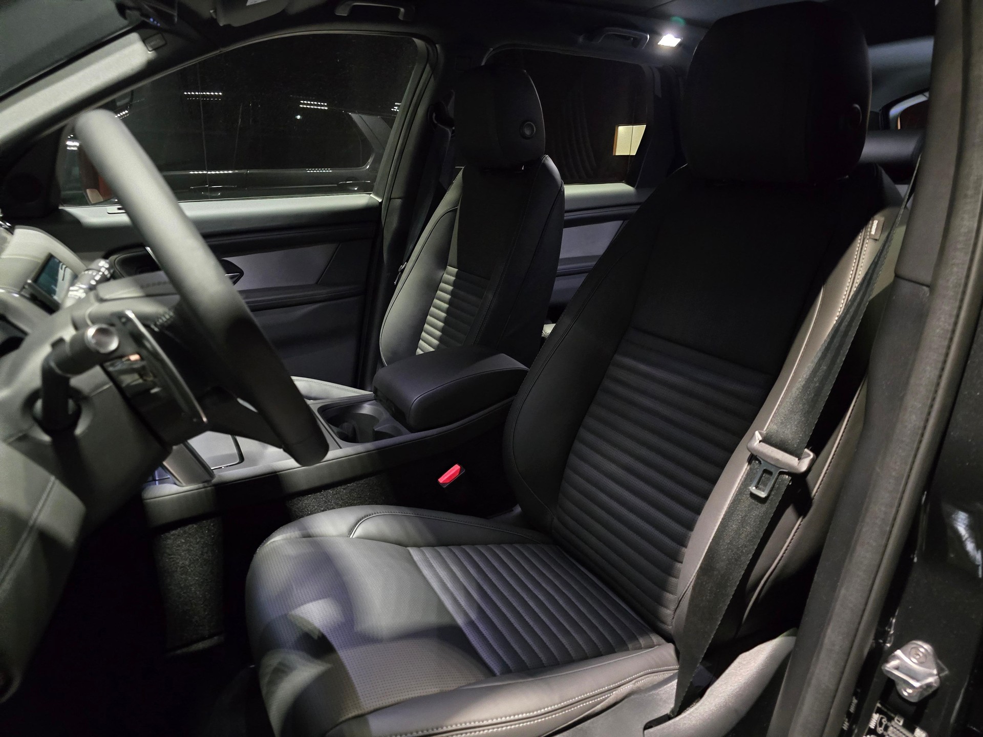 LAND ROVER Discovery Sport 2.0 D I4 200 Dynamic HSE-image-25