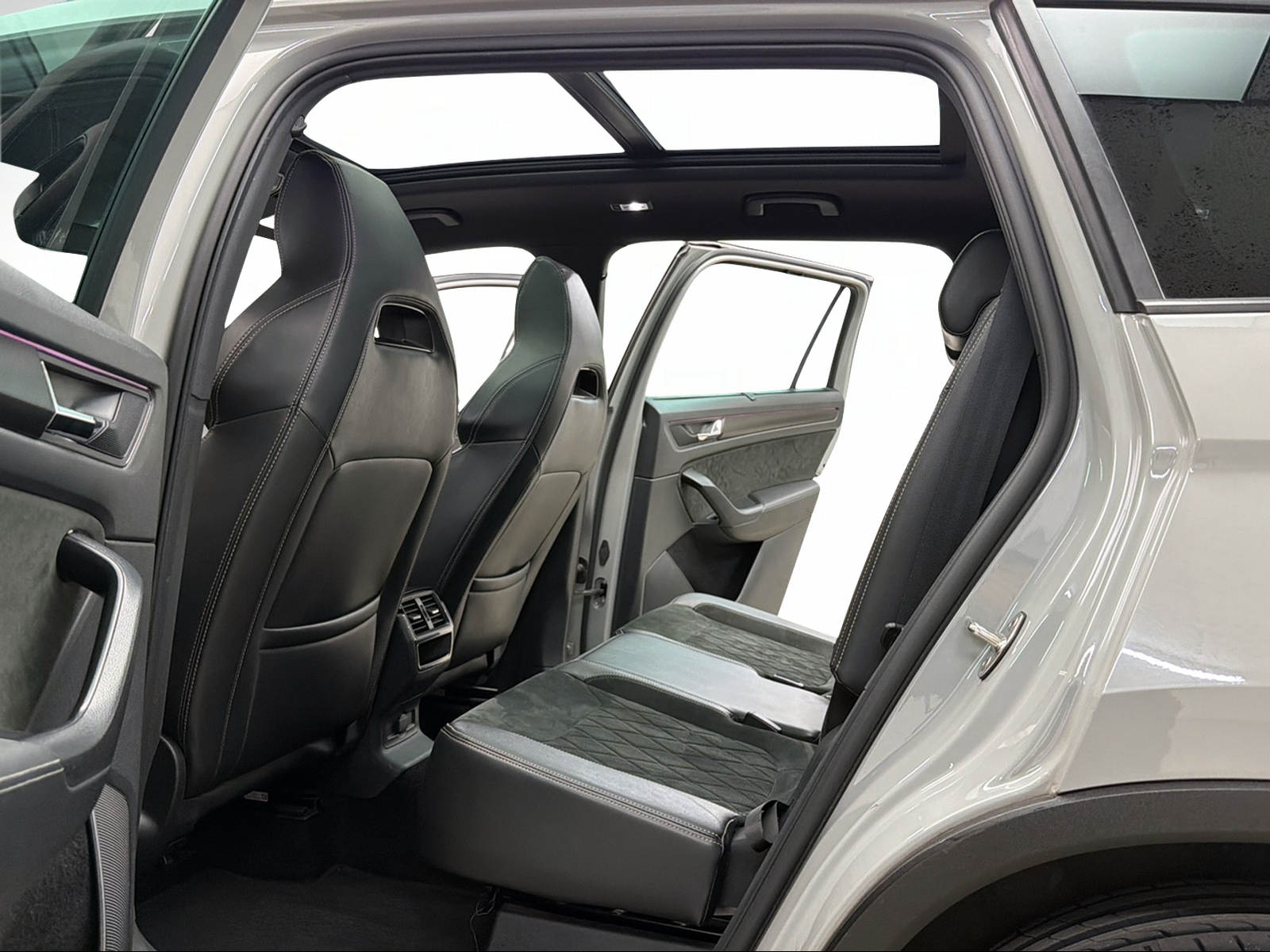 SKODA Kodiaq 2.0 TSI 4x4 Stahl Grau 7. Plätzer SportLine ★ 360° Kamera ★ Panoramadach ★ Keyless Go ★ AHK Schwenkbar ★-image-8