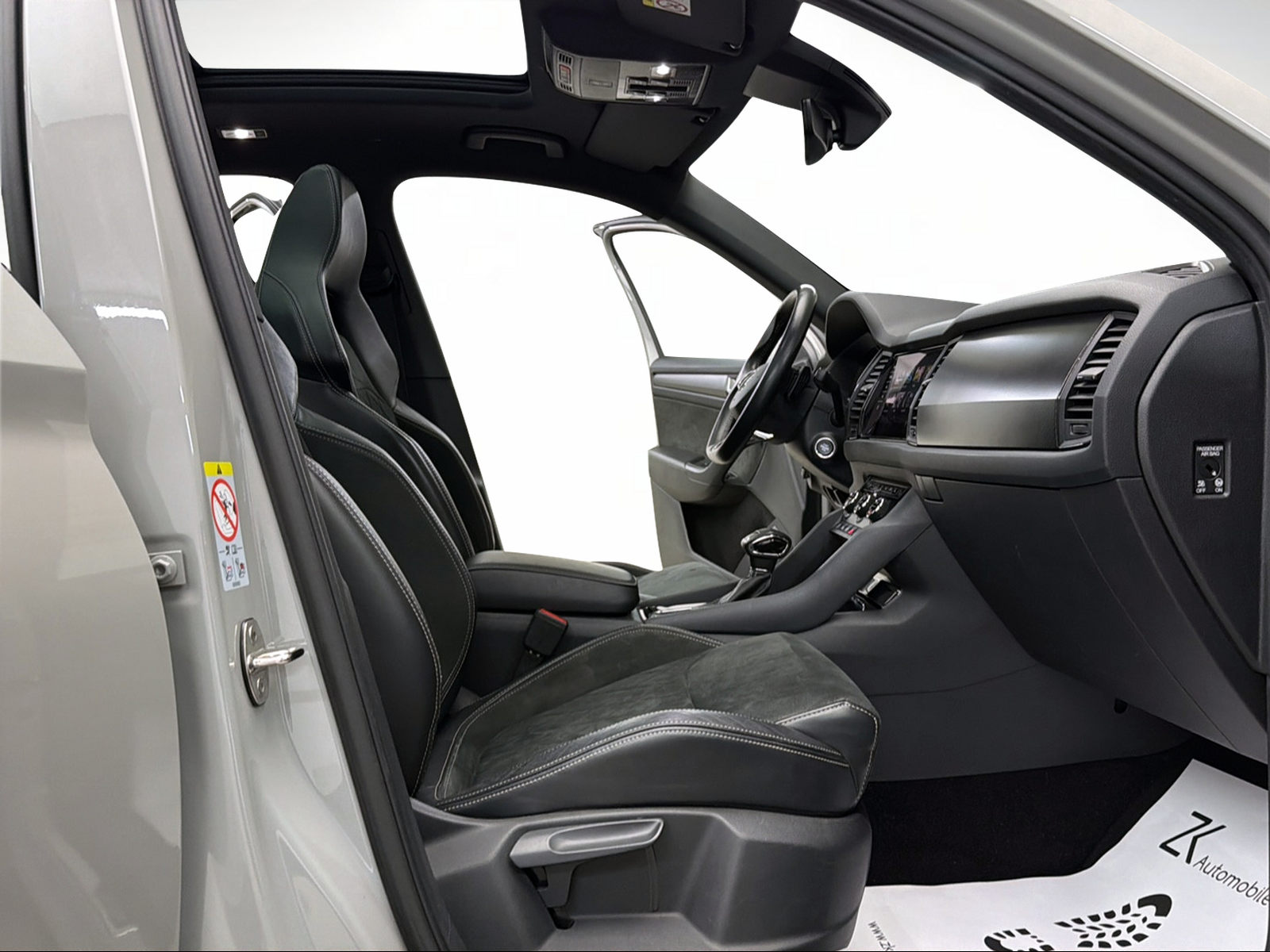 SKODA Kodiaq 2.0 TSI 4x4 Stahl Grau 7. Plätzer SportLine ★ 360° Kamera ★ Panoramadach ★ Keyless Go ★ AHK Schwenkbar ★-image-9
