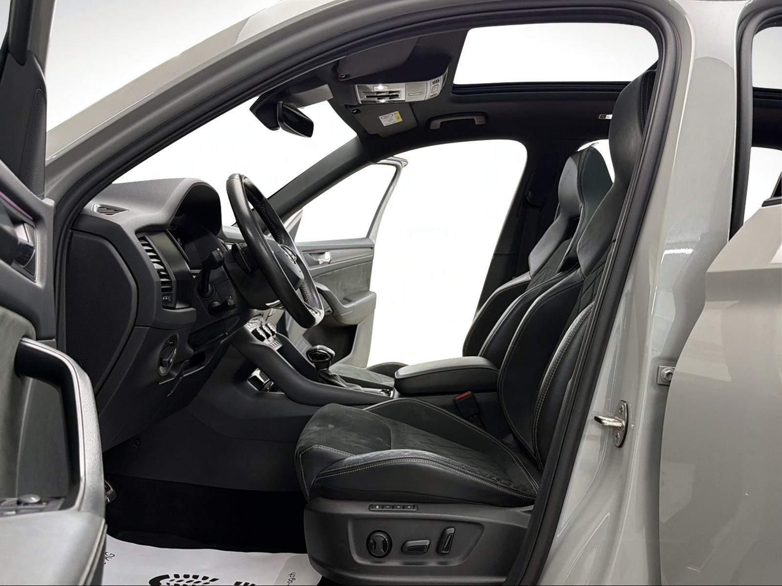 SKODA Kodiaq 2.0 TSI 4x4 Stahl Grau 7. Plätzer SportLine ★ 360° Kamera ★ Panoramadach ★ Keyless Go ★ AHK Schwenkbar ★-image-5