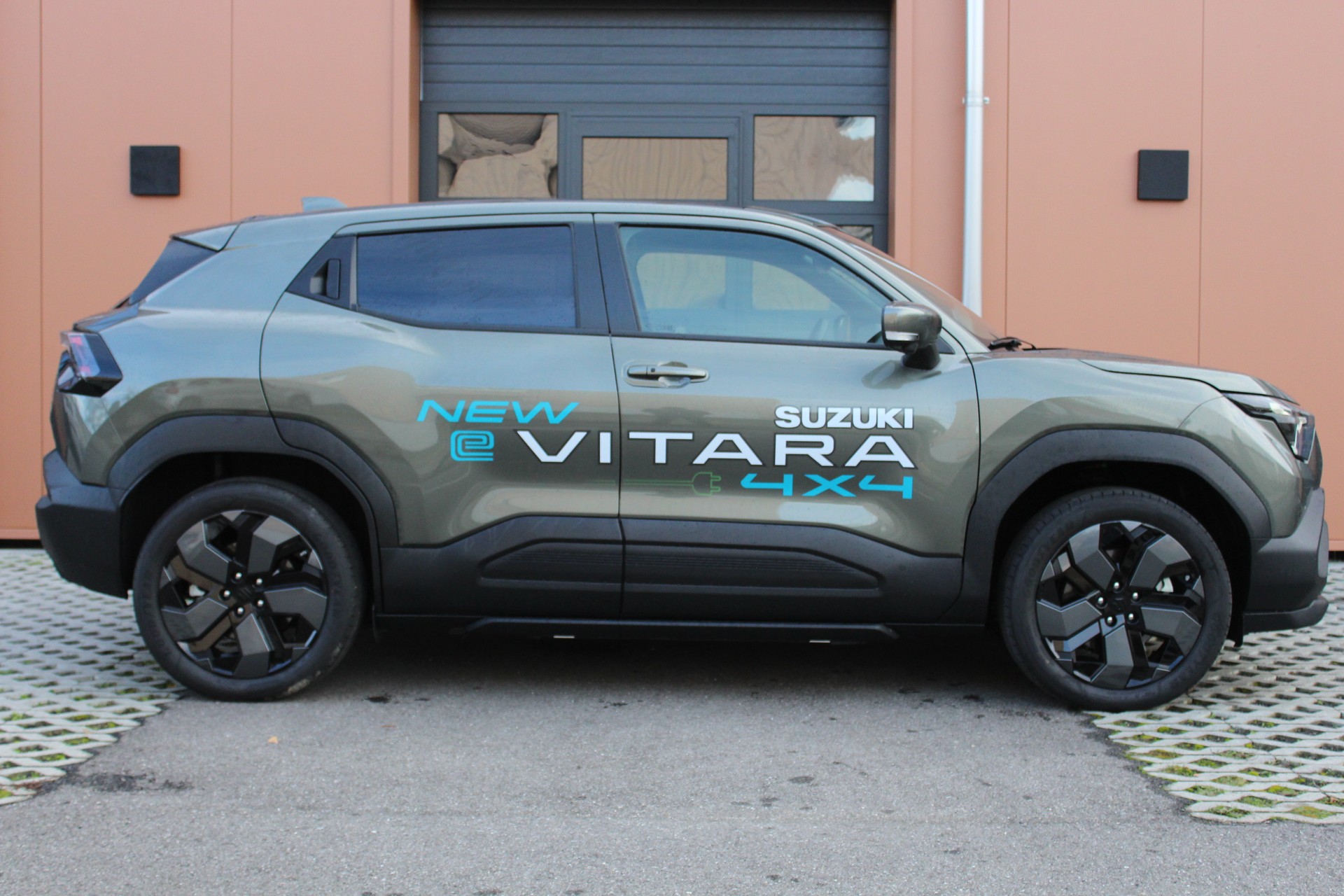 SUZUKI e-Vitara 61kWh Compact Top 4x4 - "CH Fahrzeug * 4X4 * Grosse Autonomie * Toit Ouvrant"-image-3