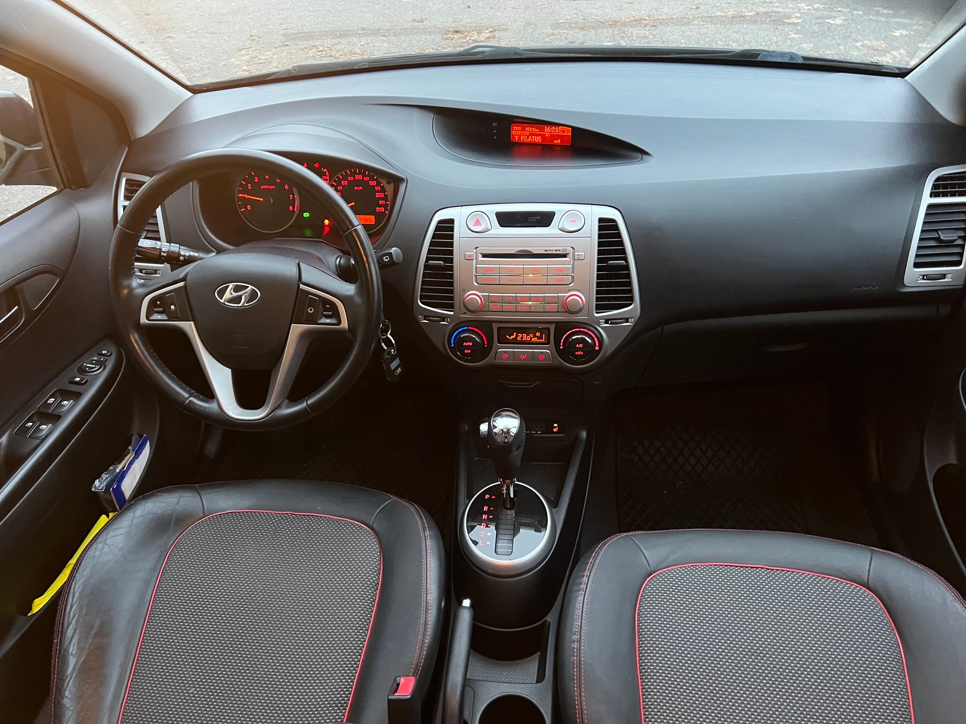 HYUNDAI i20 1.6 Premium Automatic-image-7