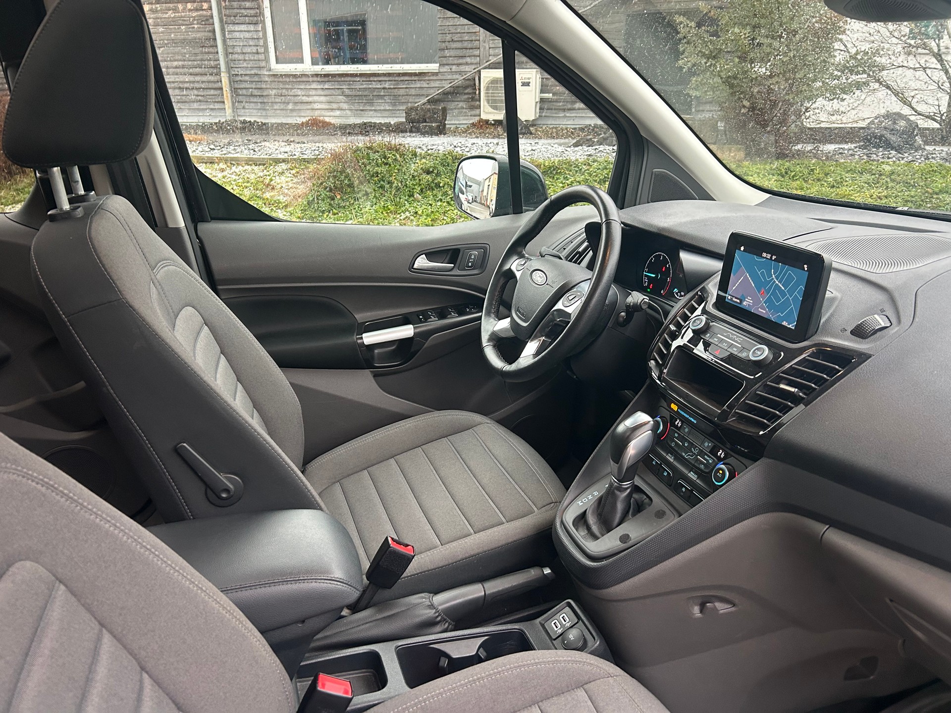 FORD Grand Tourneo Connect 1.5 EcoBlue Titanium Automat-image-6
