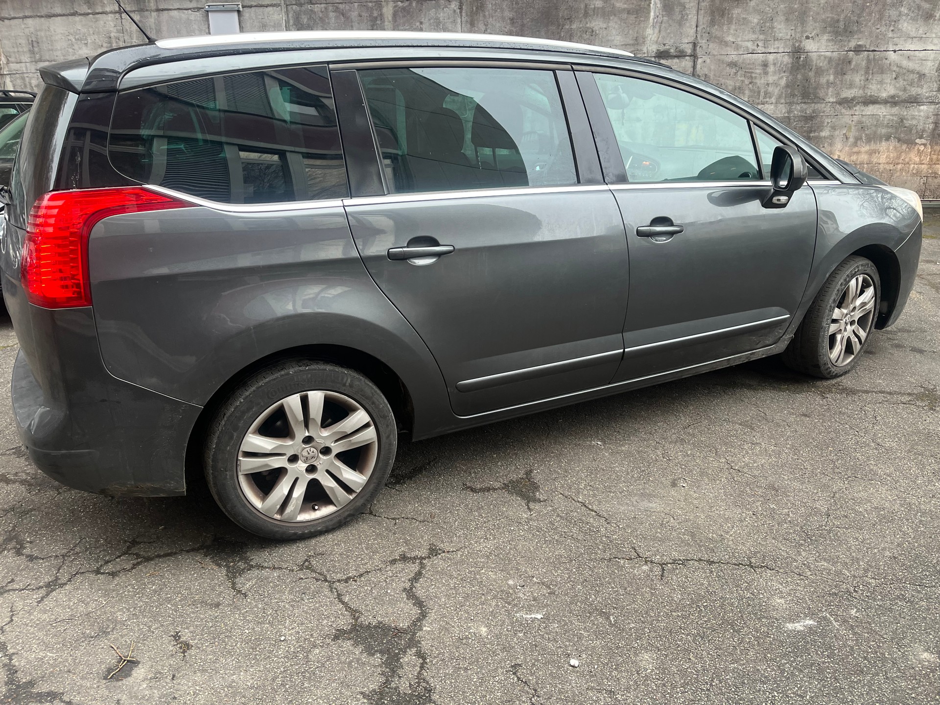 PEUGEOT 5008 2.0 HDI Sport Pack Automatic-image-3