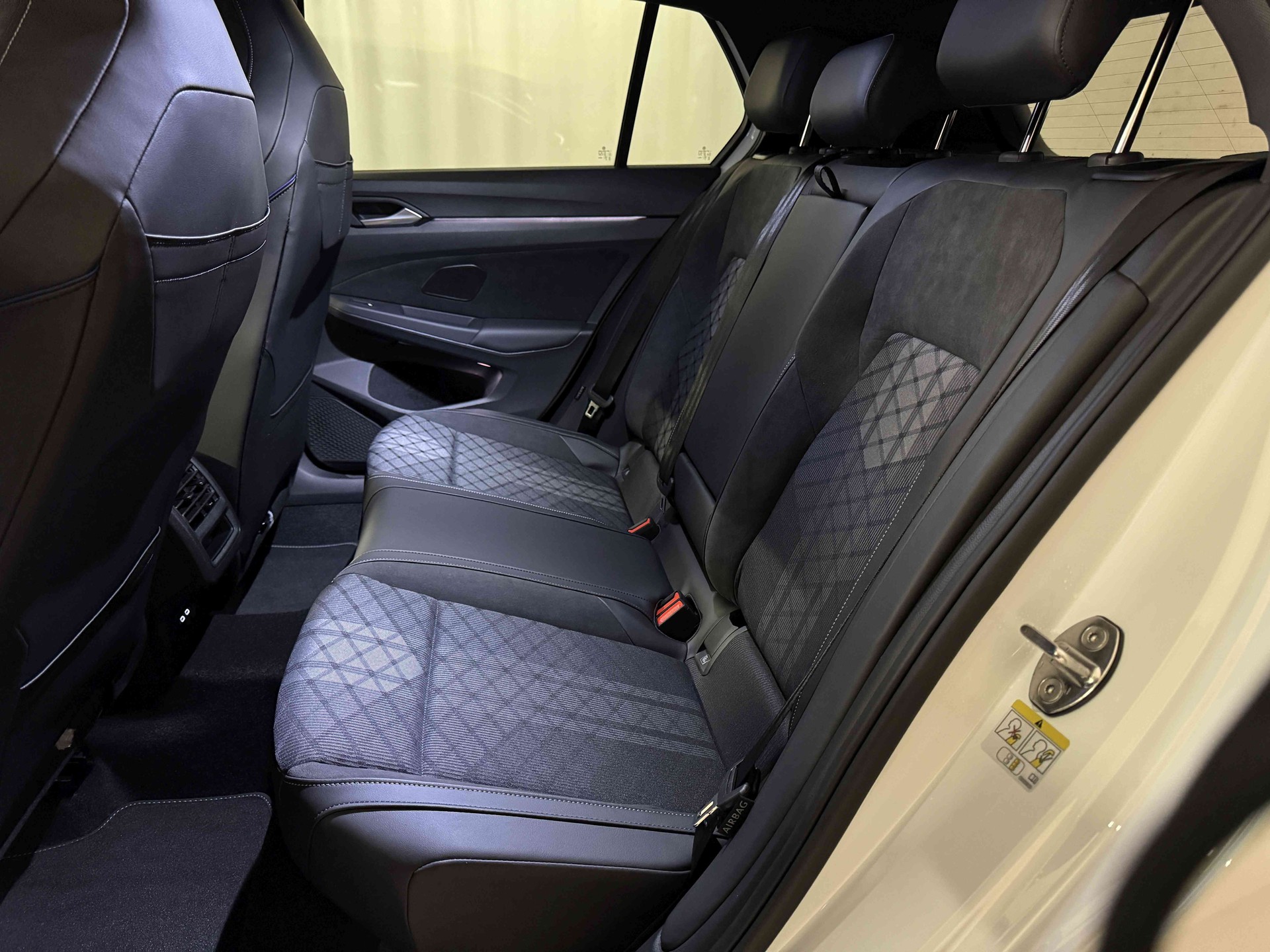 VW Golf 1.5 e TSI mHEV R-Line DSG-image-13
