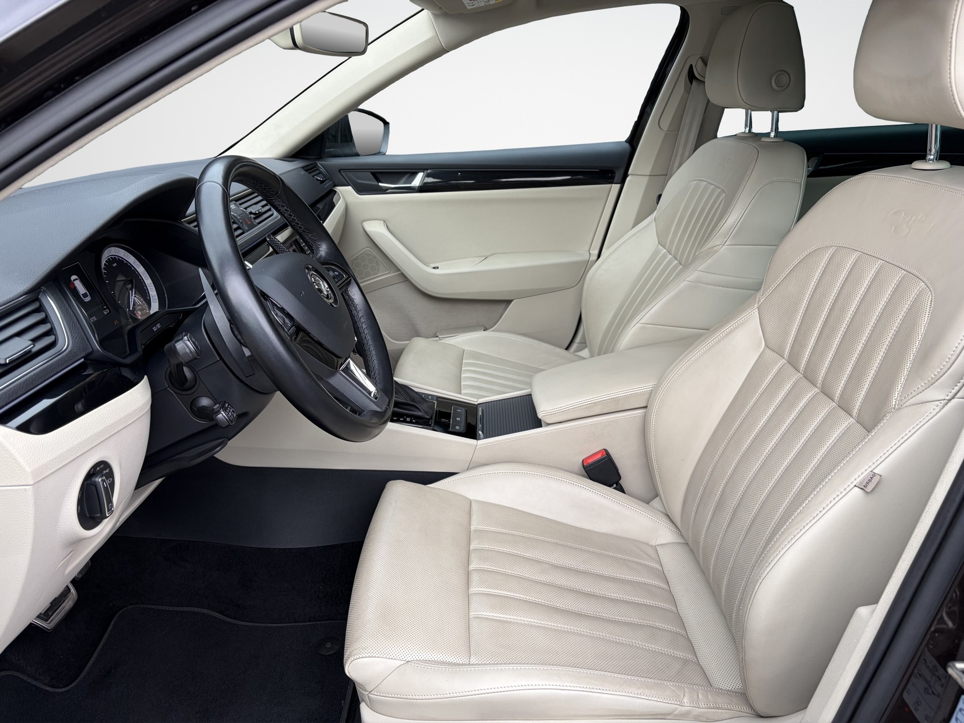 SKODA Superb Combi 2.0 TSI L&K DSG 4x4-image-10
