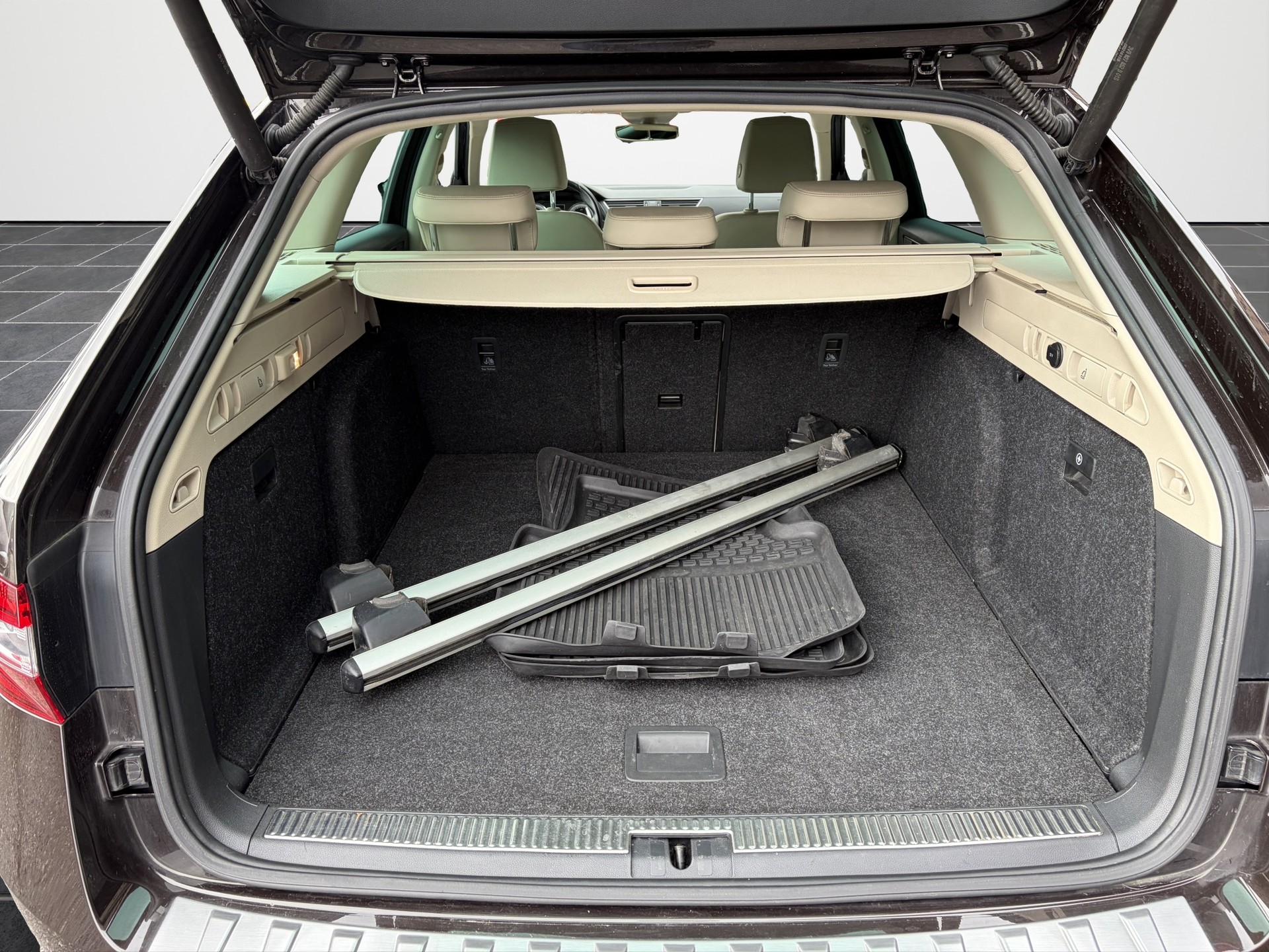 SKODA Superb Combi 2.0 TSI L&K DSG 4x4-image-13