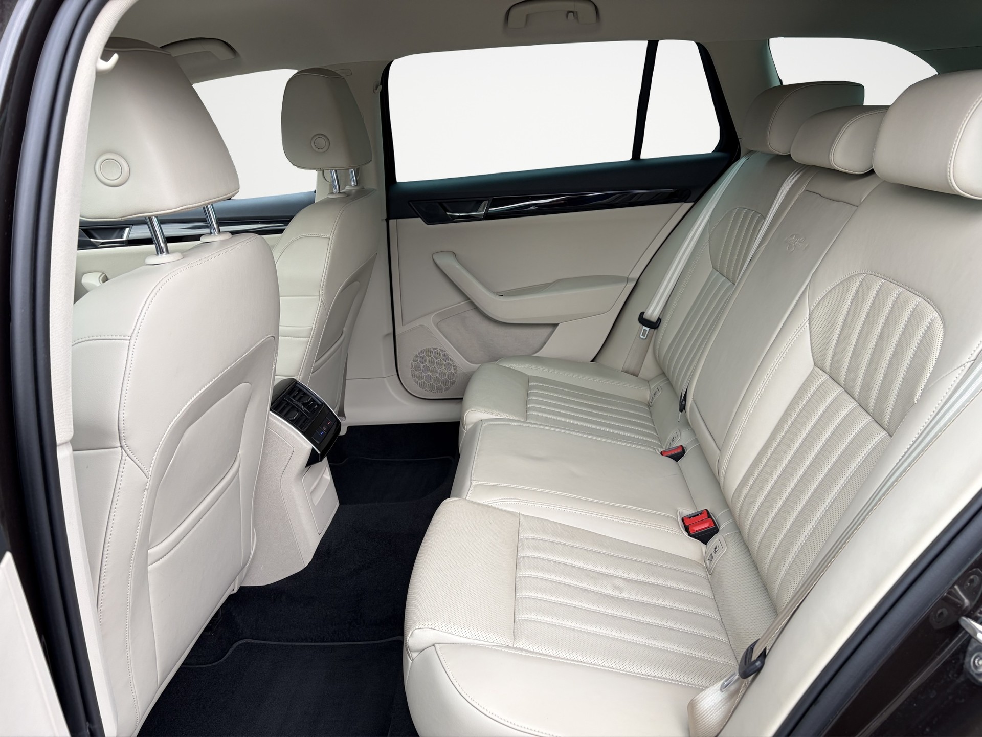 SKODA Superb Combi 2.0 TSI L&K DSG 4x4-image-12