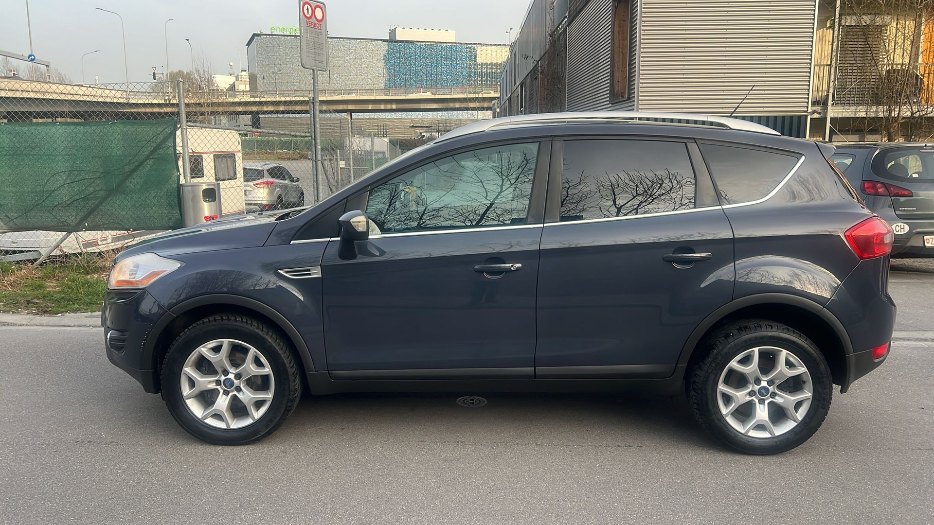 FORD Kuga 2.5 Turbo Carving 4WD-image-4