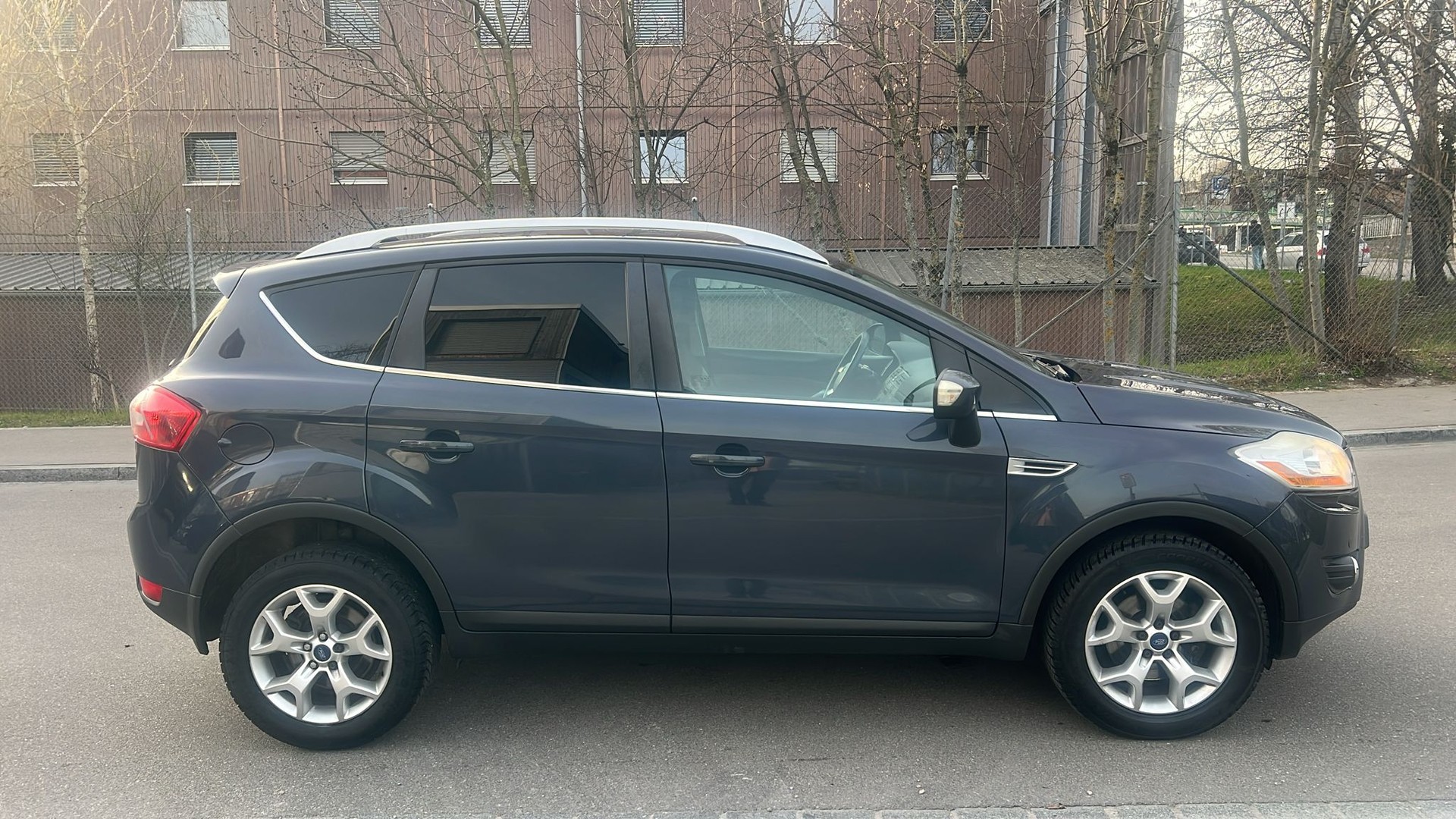 FORD Kuga 2.5 Turbo Carving 4WD-image-3