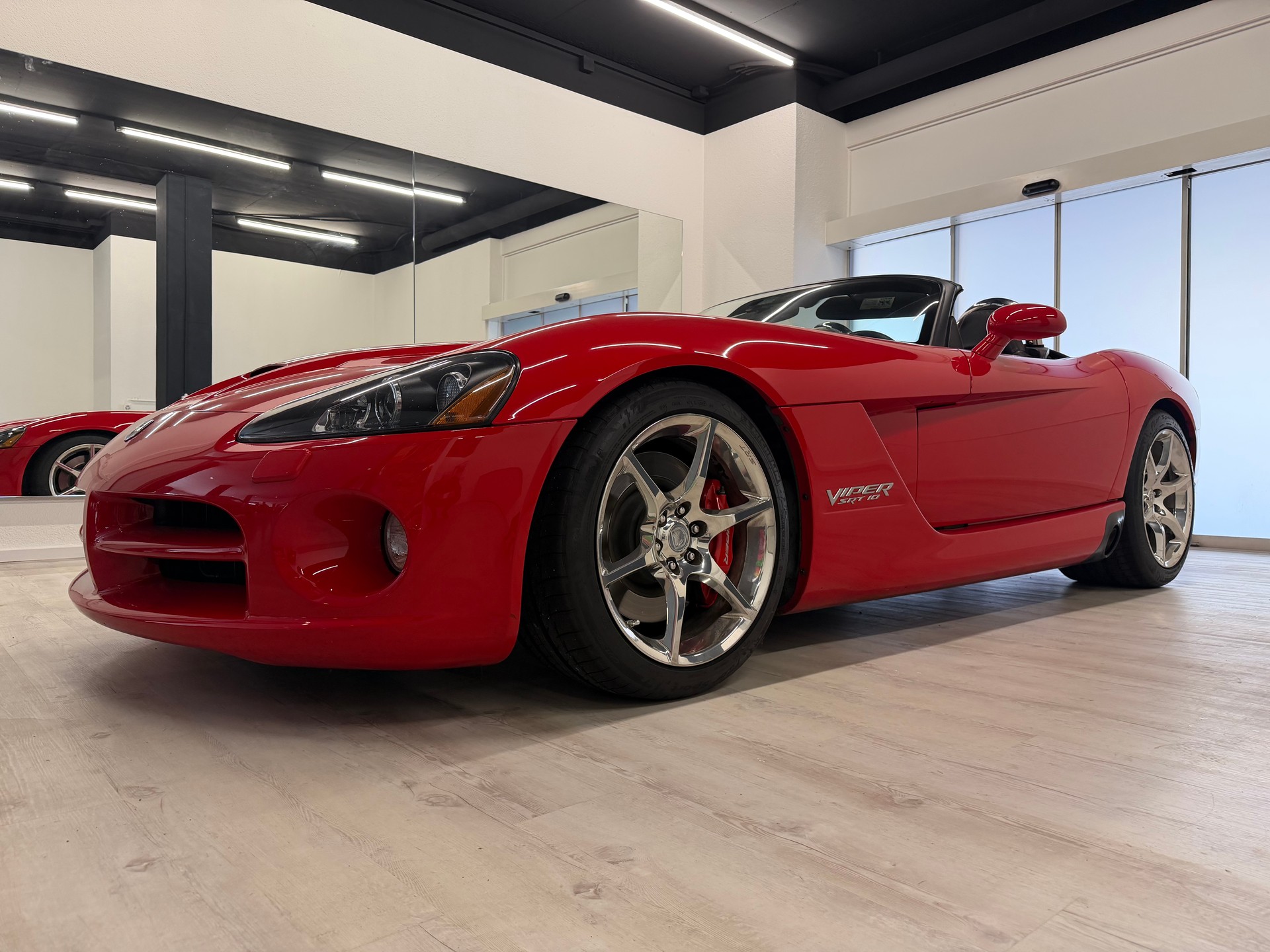 DODGE Viper SRT-10-showroom-element-3