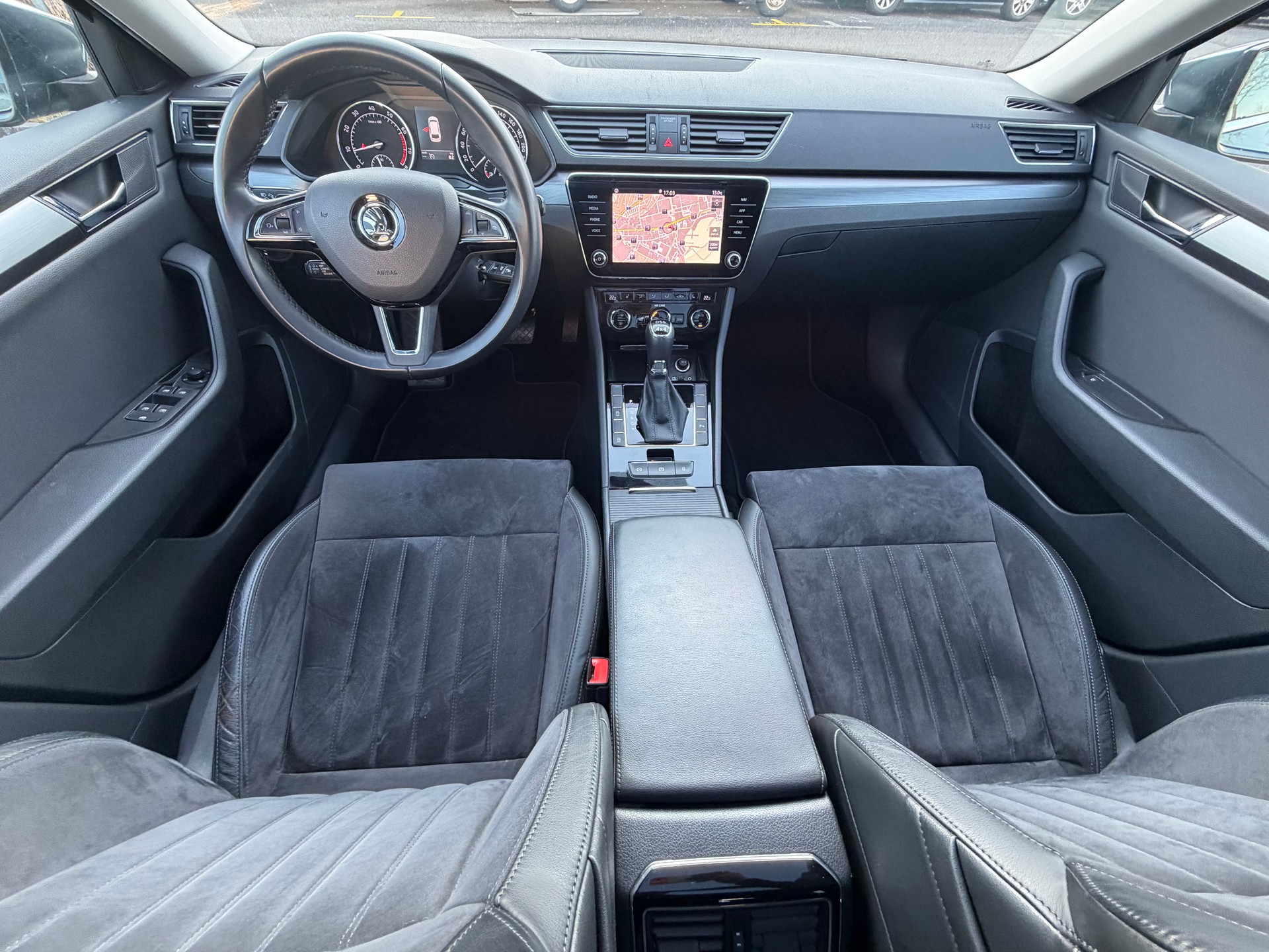 SKODA Superb Combi 2.0 TSI Style DSG 4x4-image-11