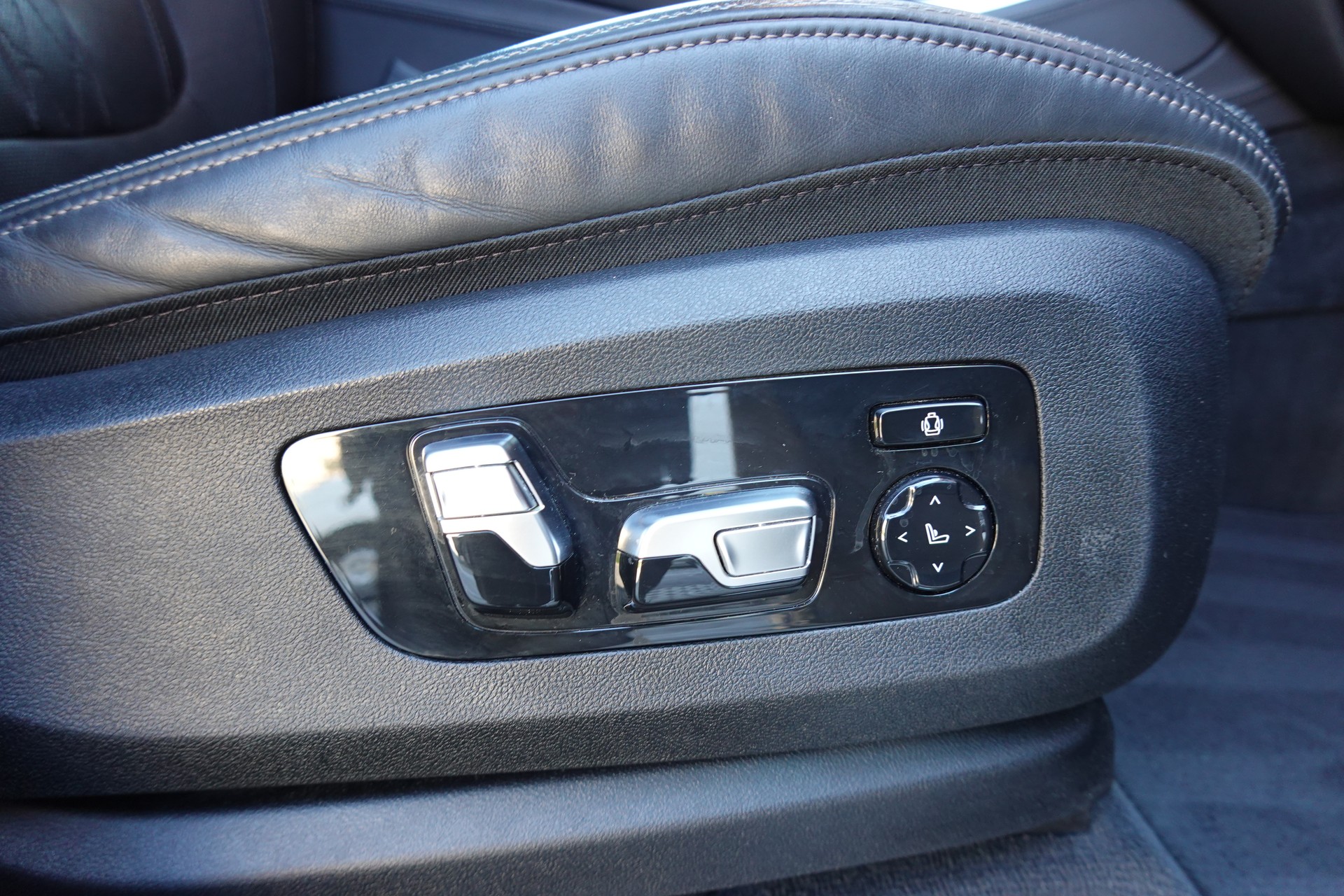 BMW X5 xDrive 48V 40d M Sport * CH Auto * Harman Kardon * Camera 360 * Roues 22 * Toutes aides Conduites *-image-27