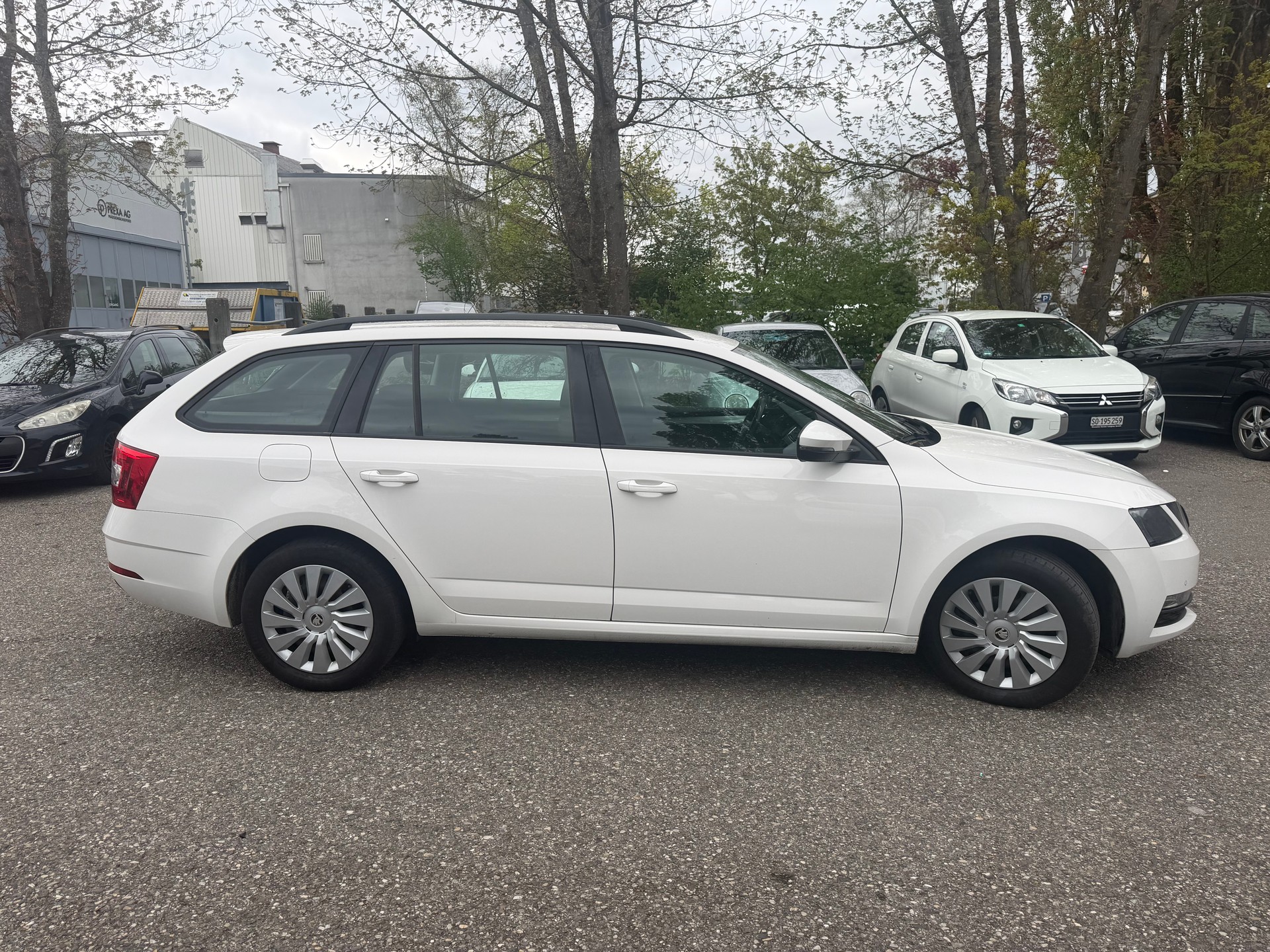 SKODA Octavia Combi 1.6 TDI Ambition DSG * Gr-Navi * LED * Klima-auto * Tempomat * PDC V&H * Sitzheizung * Frisch Ab MFK 05.2026-image-9