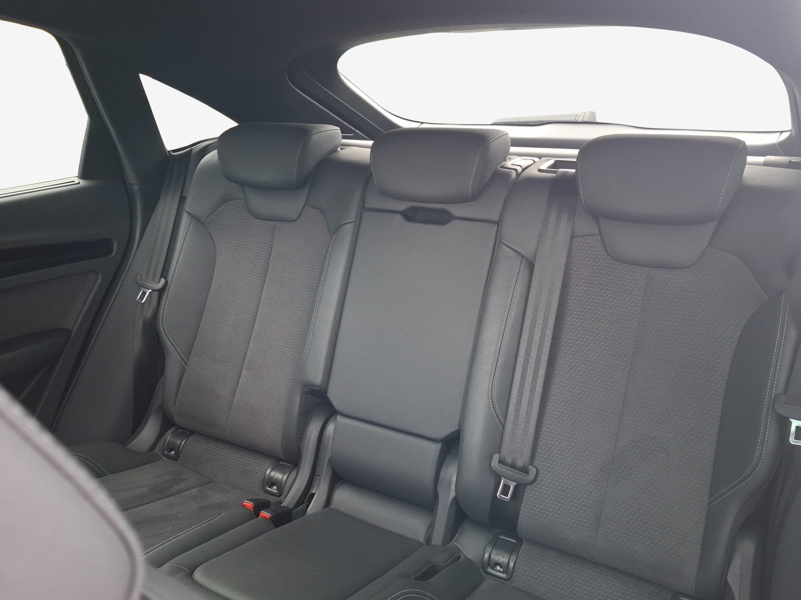 AUDI Q5 Sportback 40 TDI Blackedition quattro S-tronic-image-11