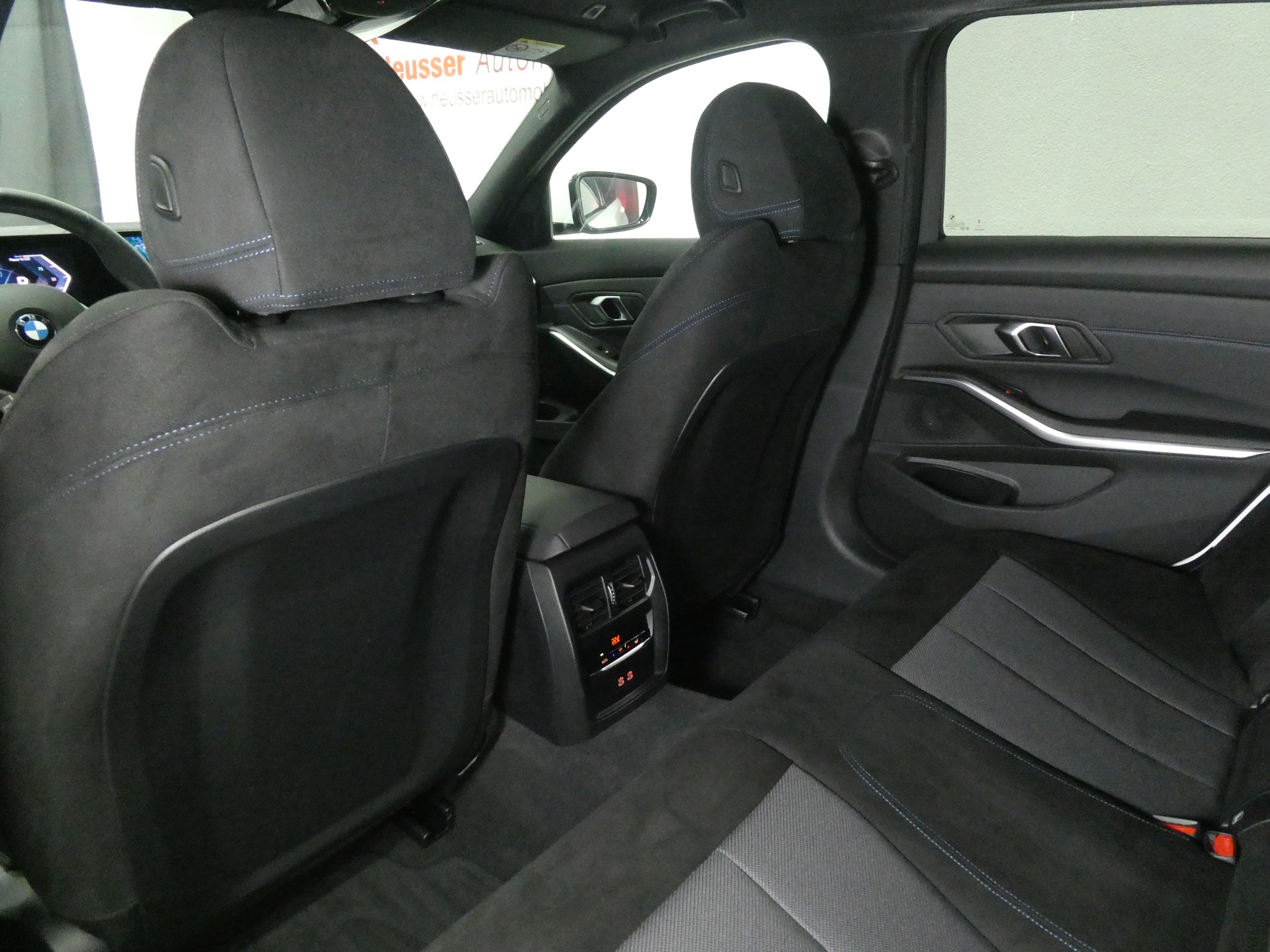BMW 330i Touring xDrive Steptronic M Sport - Live Cockpit - Navi - Kamera - 245 PS-image-9