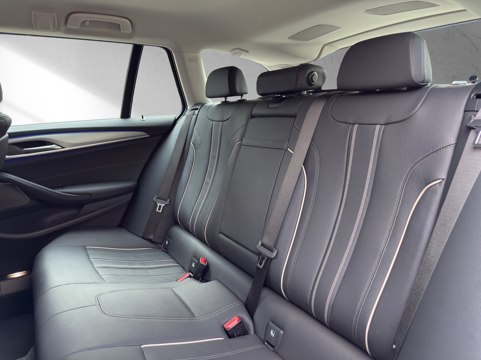 BMW 530d xDrive 48V Touring M Sport Steptronic-image-16