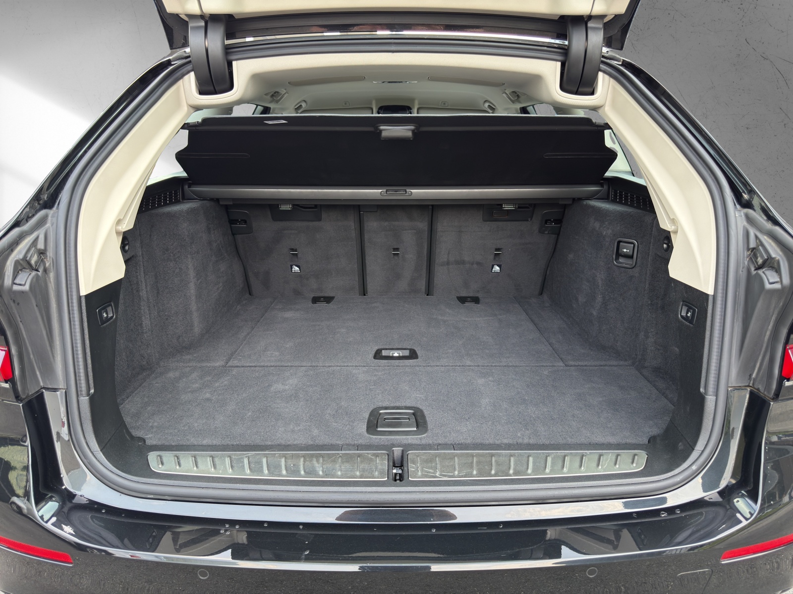 BMW 530d xDrive 48V Touring M Sport Steptronic-image-17