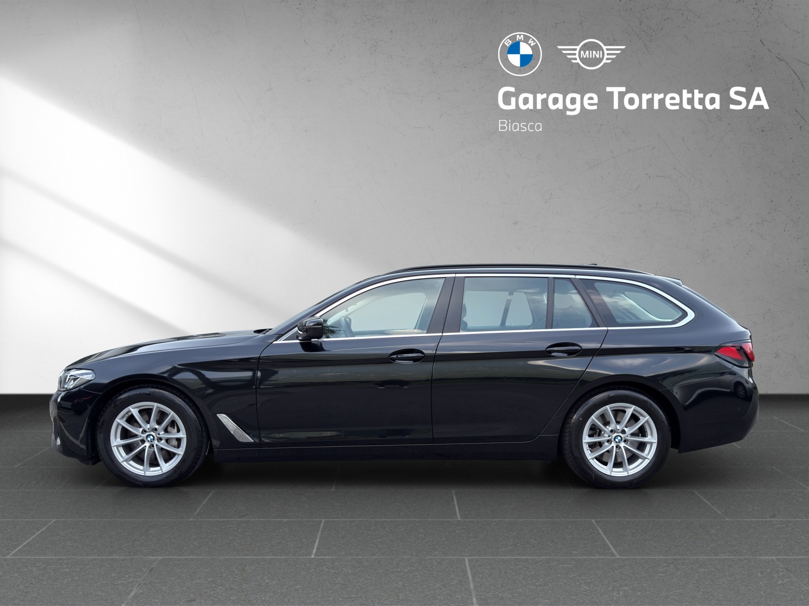 BMW 530d xDrive 48V Touring M Sport Steptronic-image-1