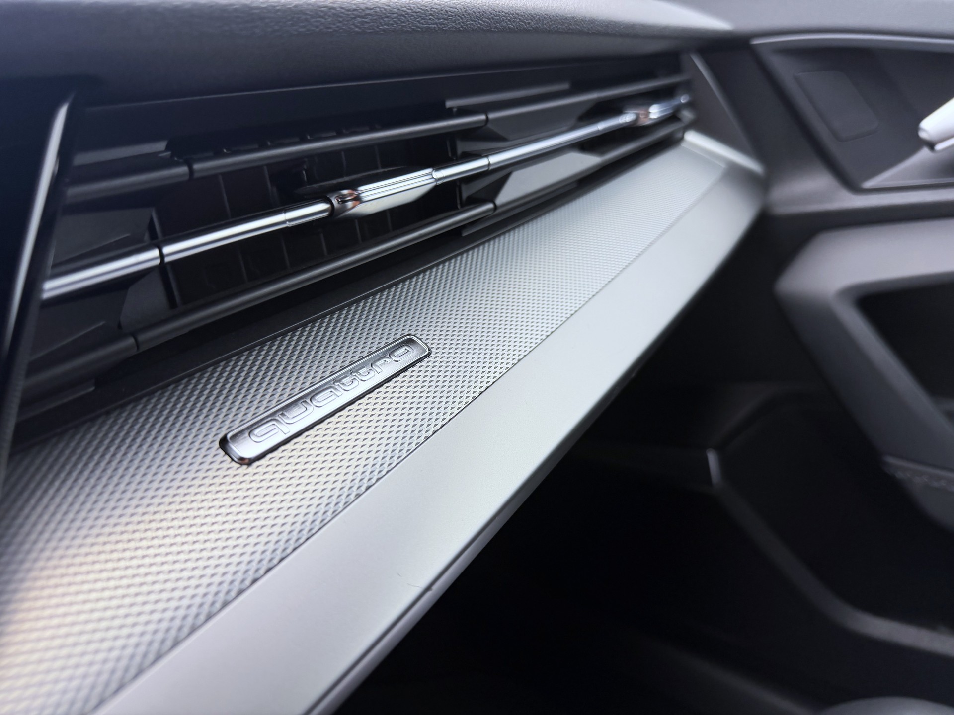 AUDI S3 Sportback 2.0 TFSI quattro S-tronic-image-19