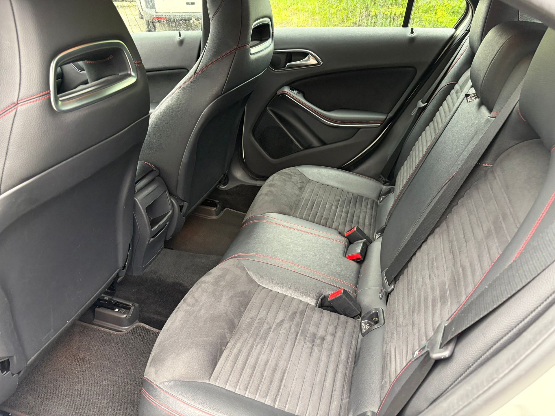 MERCEDES-BENZ A 180 AMG Line-image-10