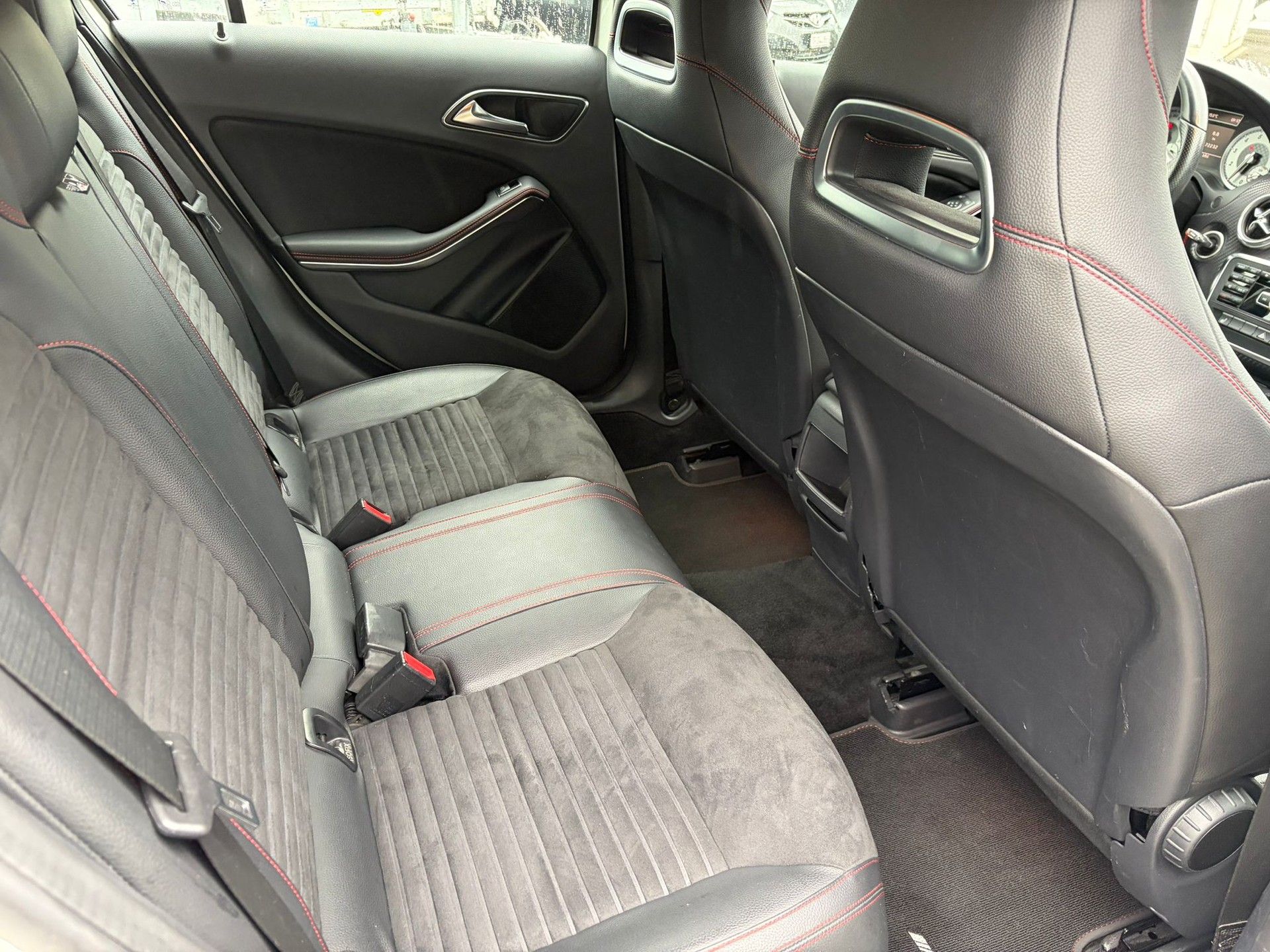 MERCEDES-BENZ A 180 AMG Line-image-11