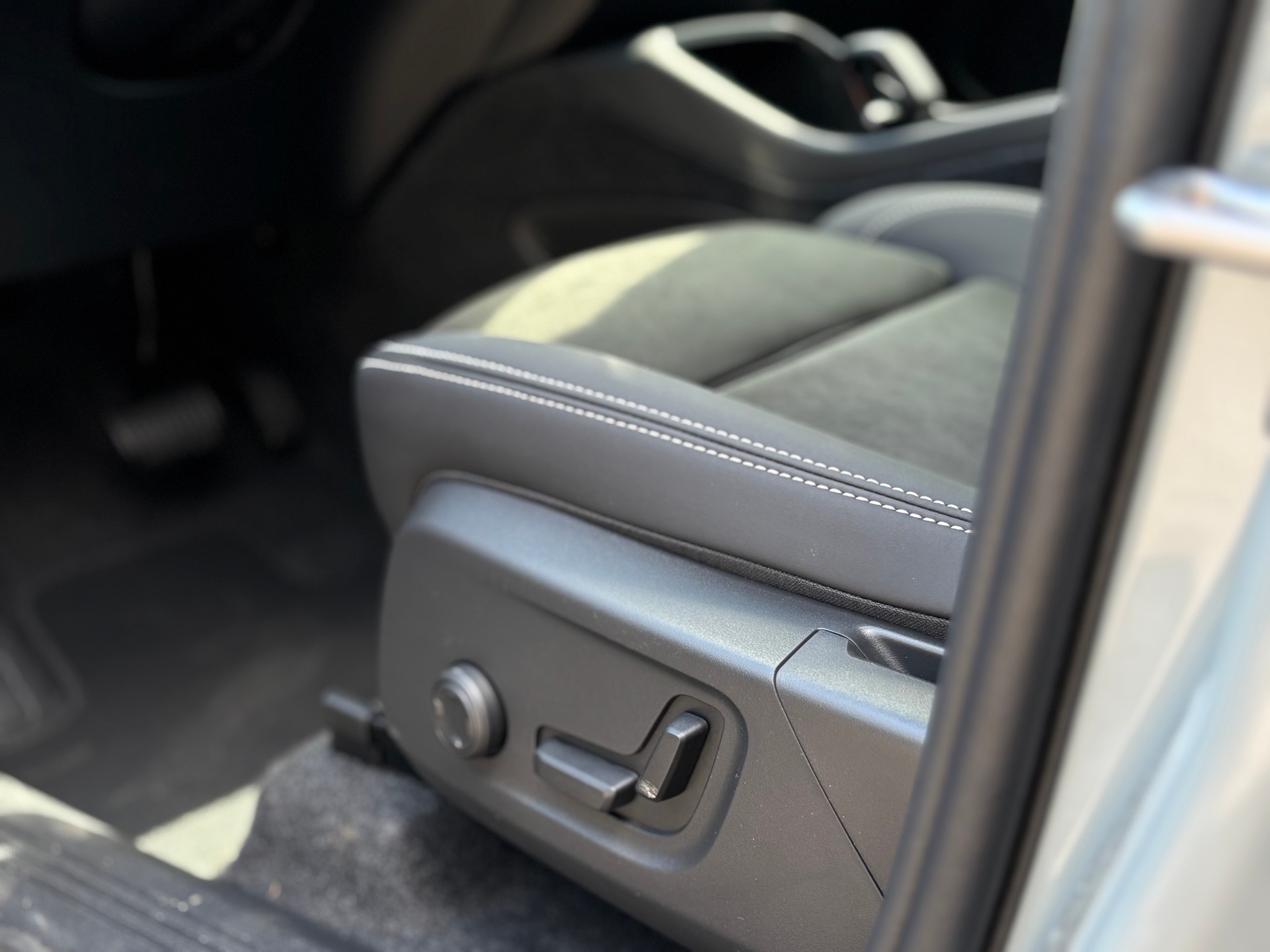 VOLVO XC40 2.0 B4 MH Black Edition-image-17