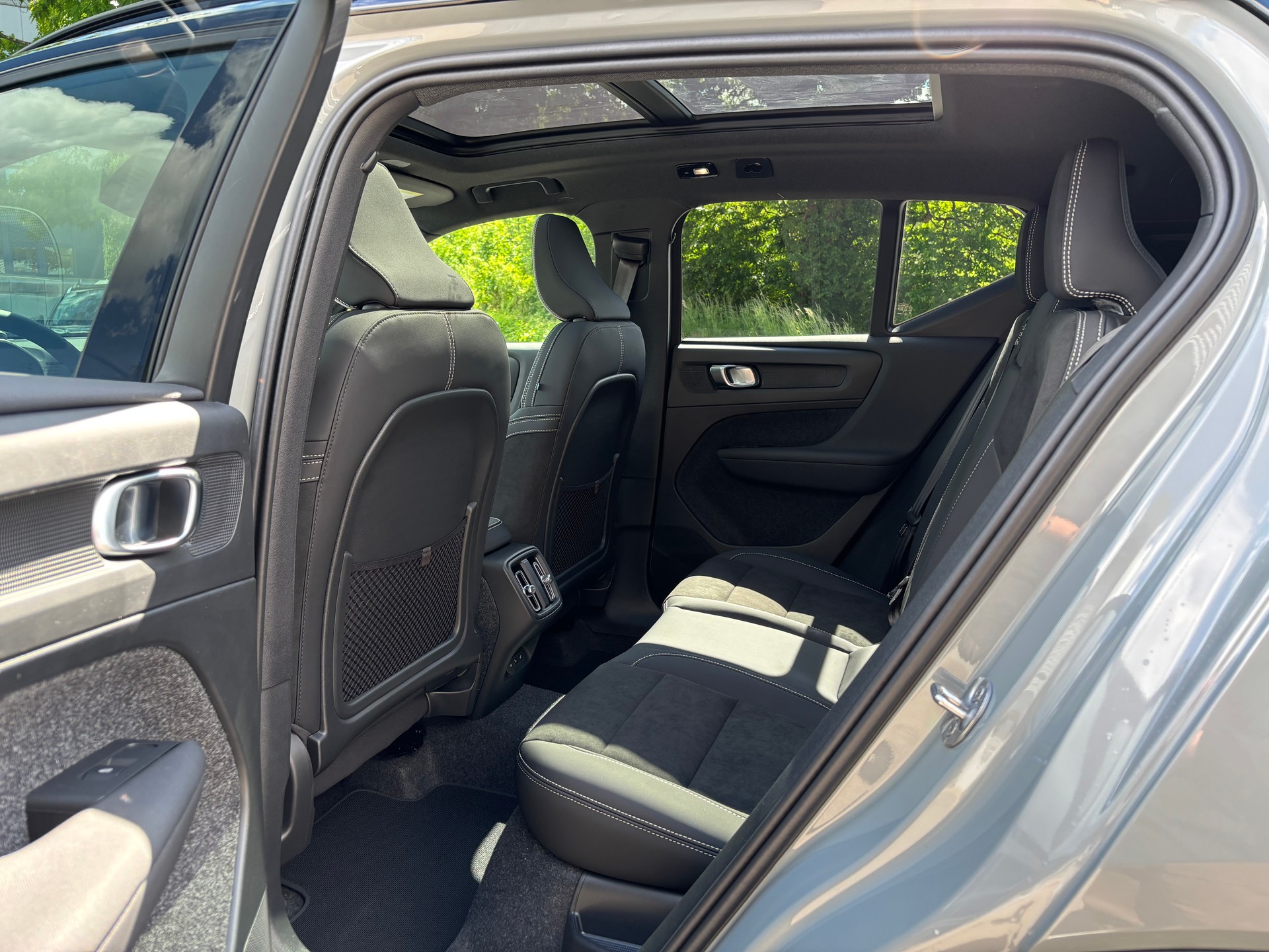 VOLVO XC40 2.0 B4 MH Black Edition-image-11