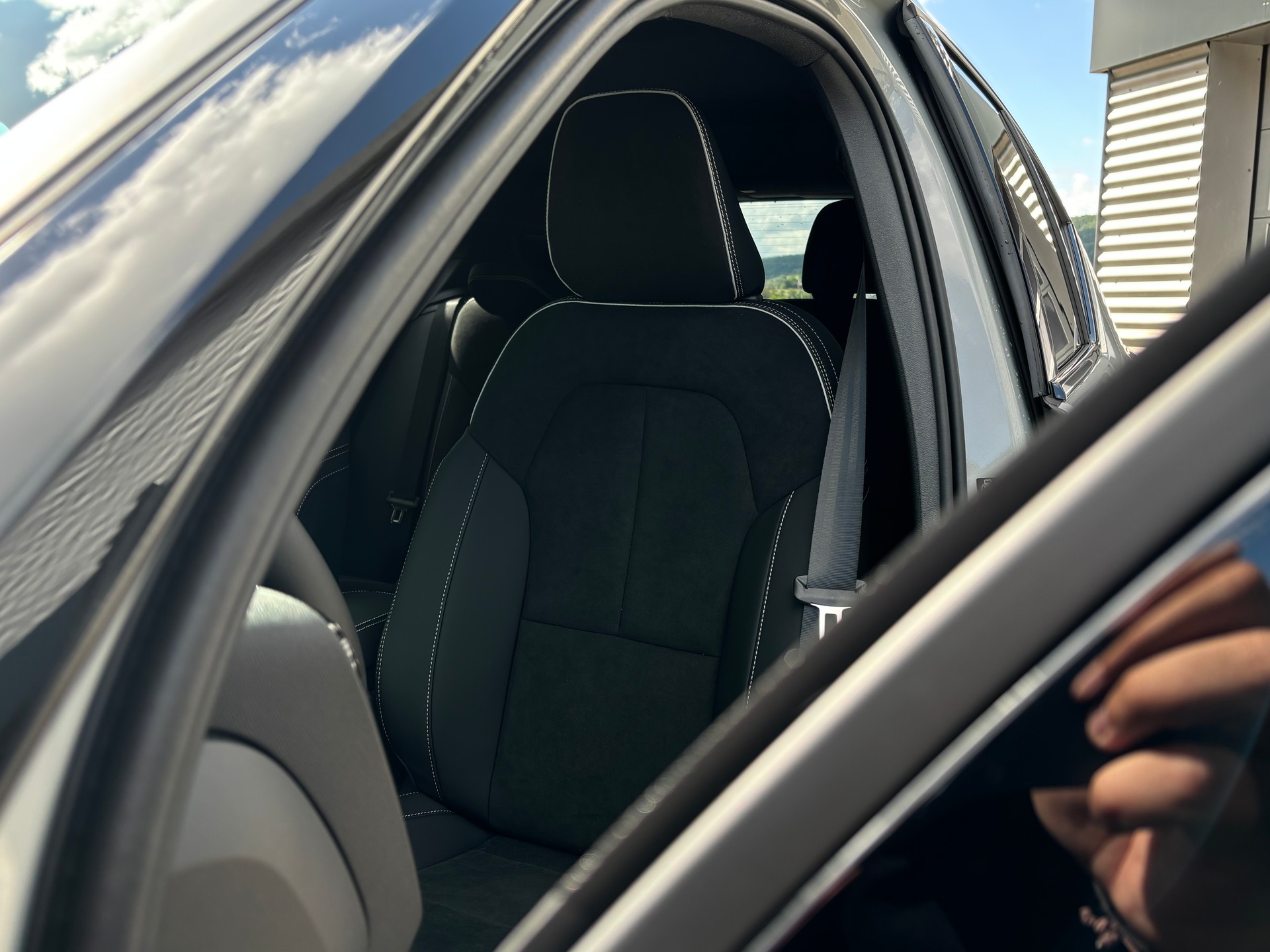 VOLVO XC40 2.0 B4 MH Black Edition-showroom-element-3