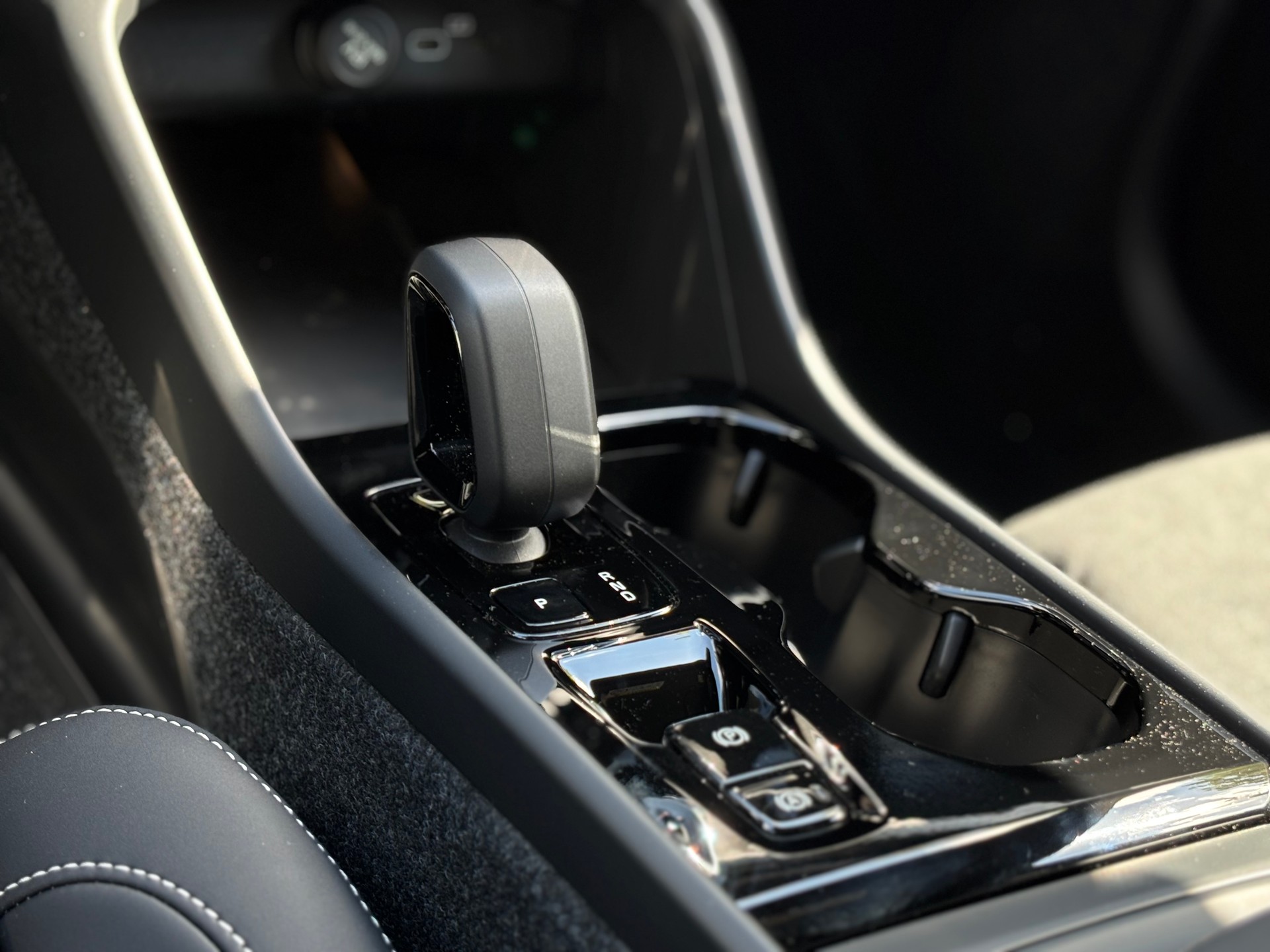 VOLVO XC40 2.0 B4 MH Black Edition-image-15