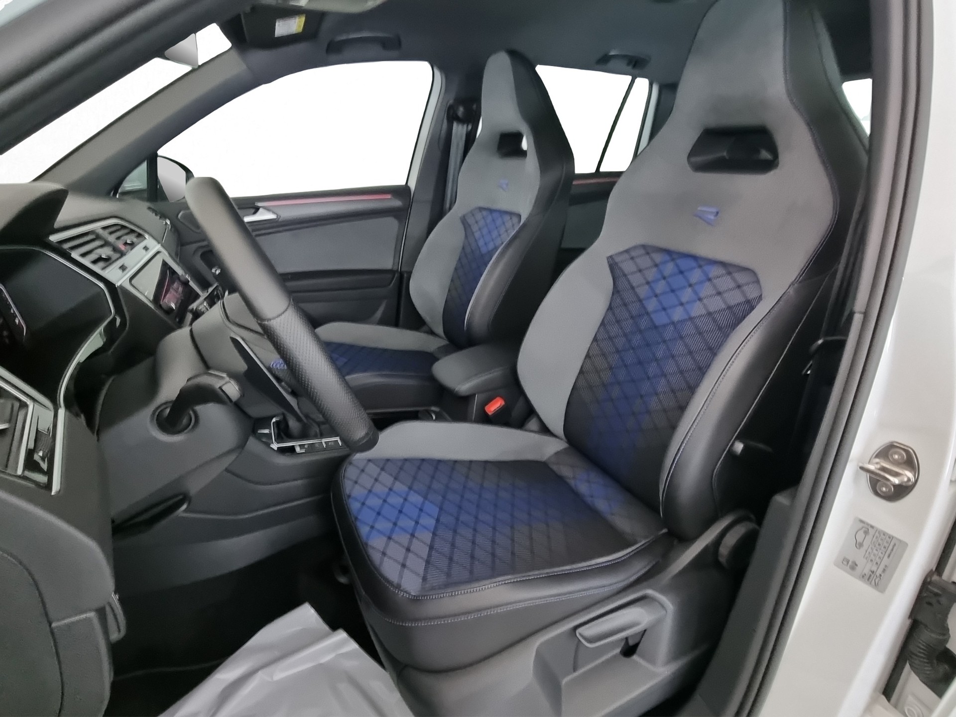 VW Tiguan 2.0TSI R 4Motion DSG-image-5
