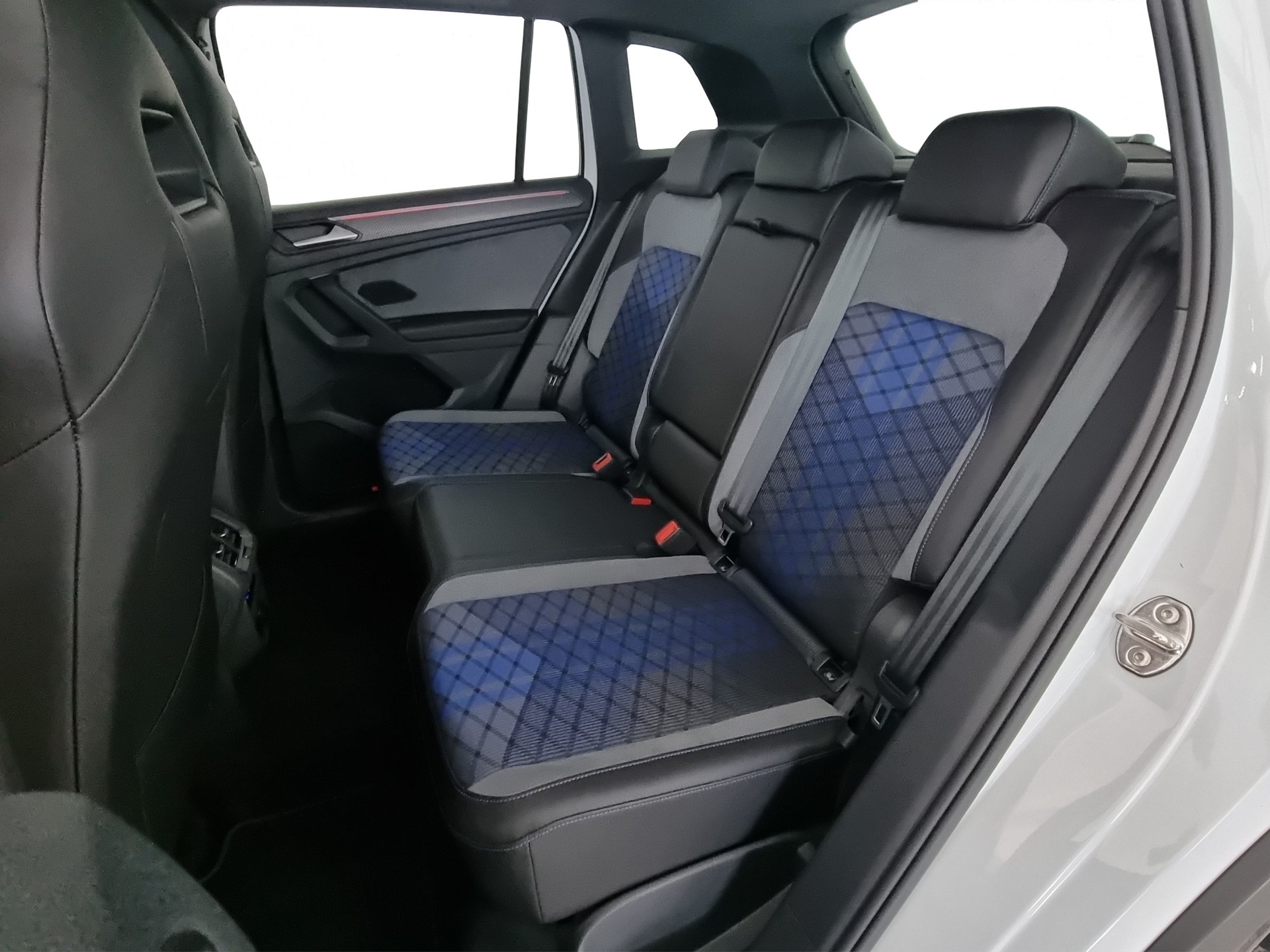 VW Tiguan 2.0TSI R 4Motion DSG-image-6