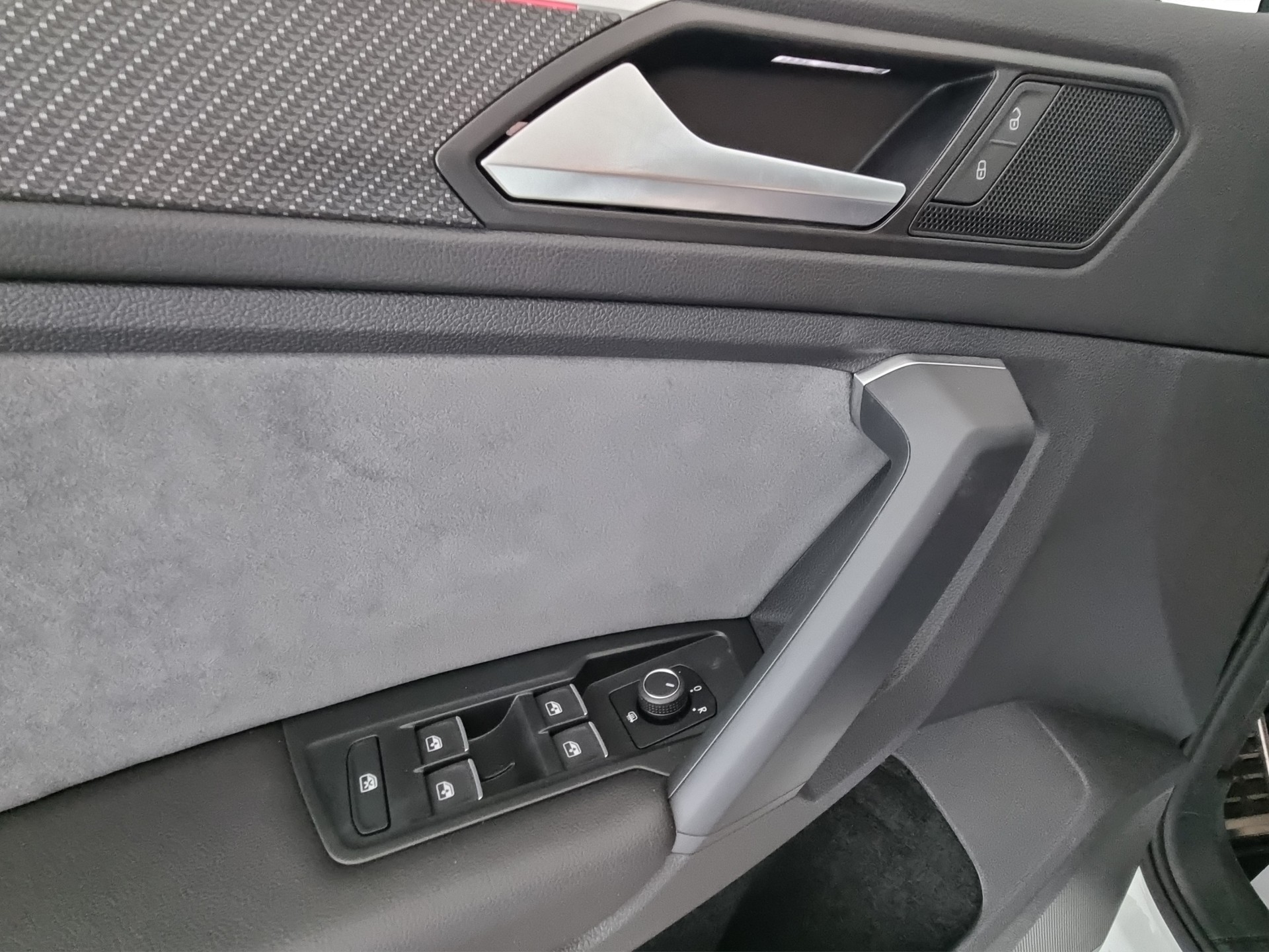 VW Tiguan 2.0TSI R 4Motion DSG-image-11