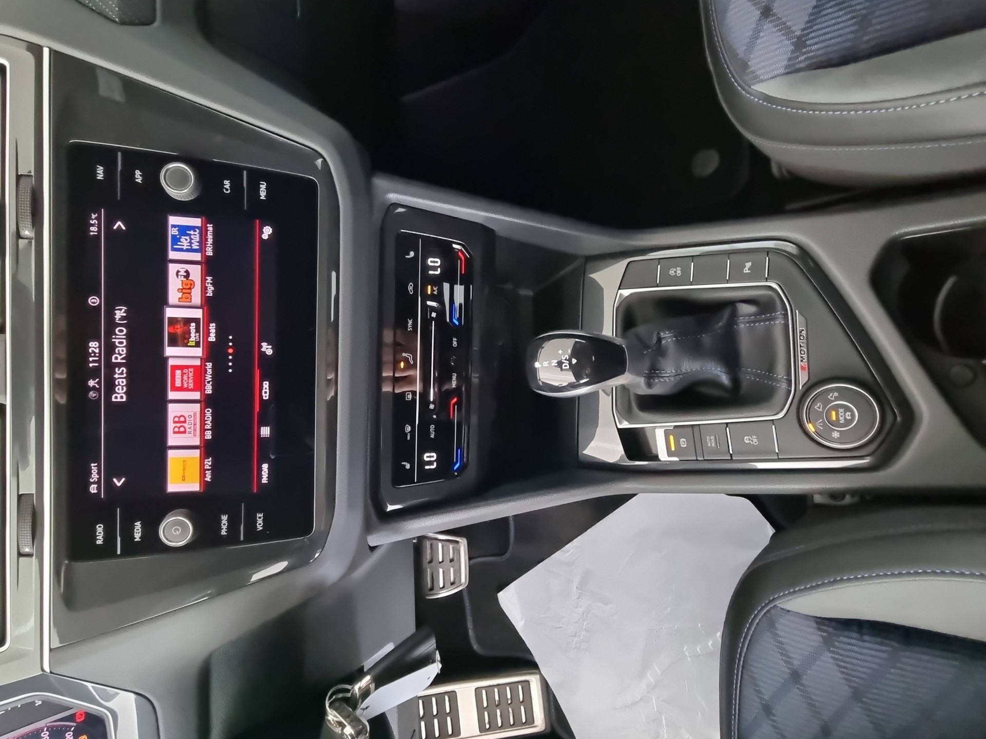 VW Tiguan 2.0TSI R 4Motion DSG-image-14