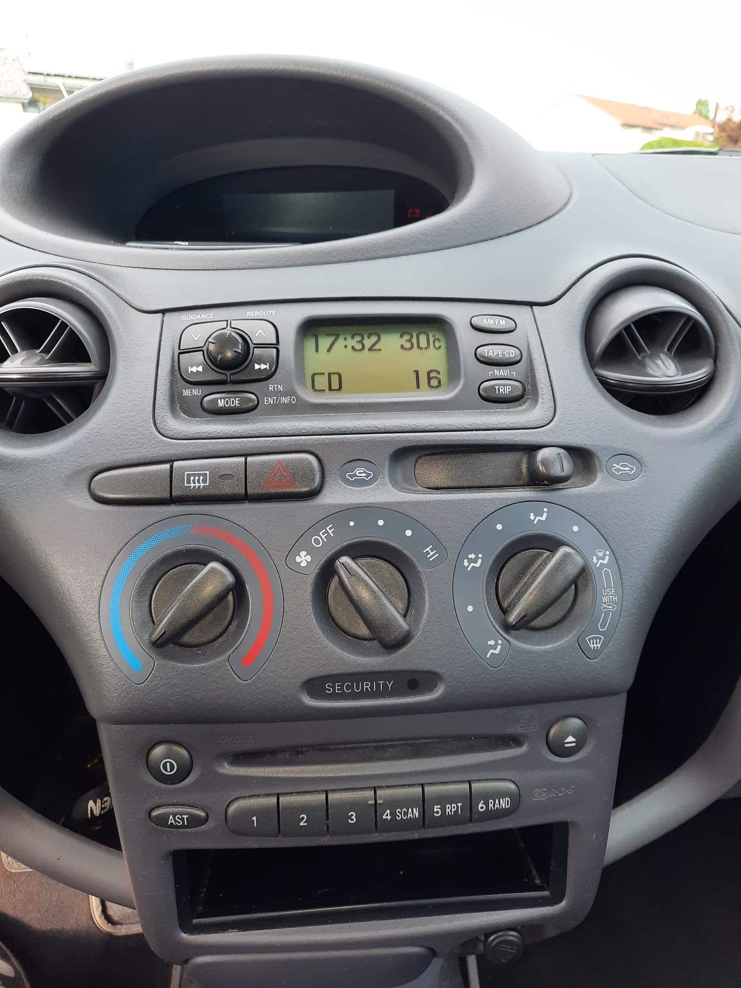 TOYOTA Yaris 1.3 Linea Luna-image-8