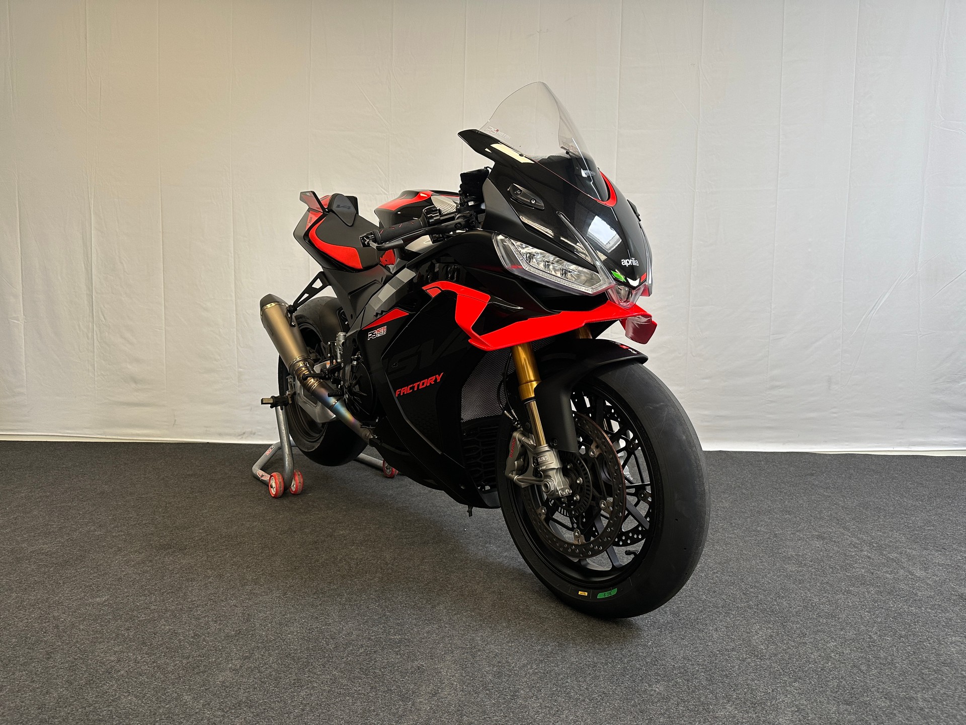 APRILIA RSV4 1100 E5+ Factory-showroom-element-3