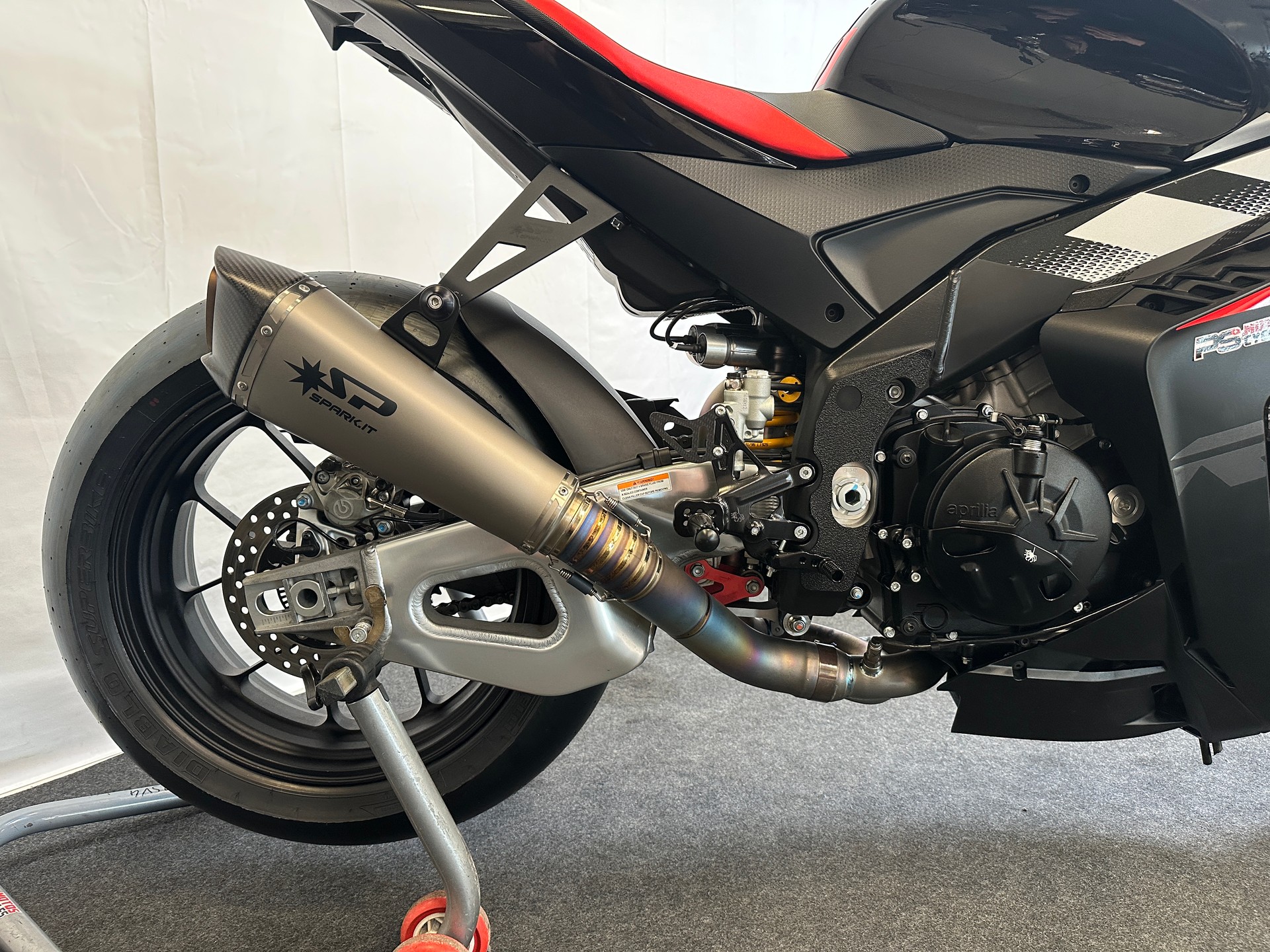 APRILIA RSV4 1100 E5+ Factory-showroom-element-2