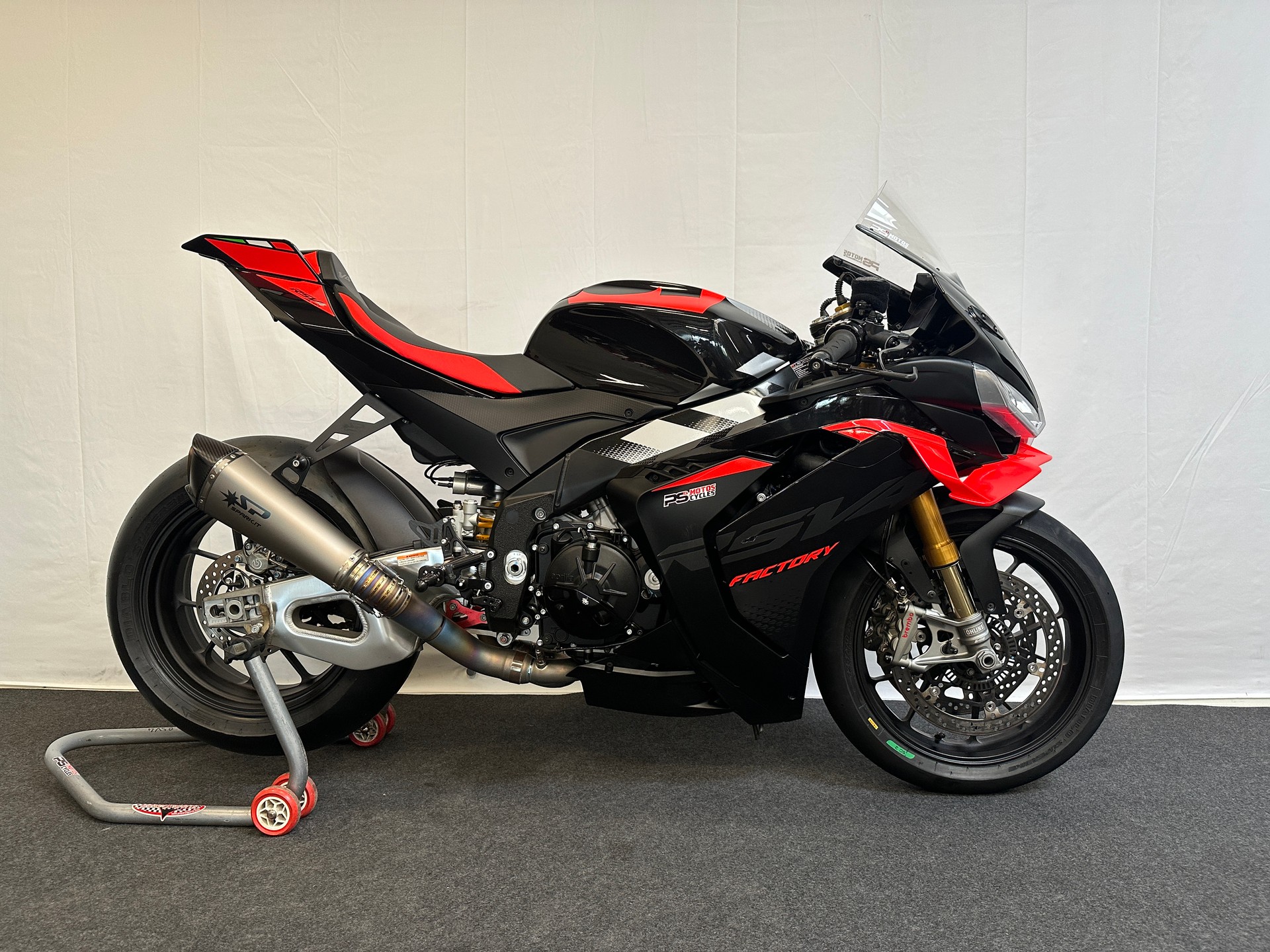 APRILIA RSV4 1100 E5+ Factory-showroom-element-1