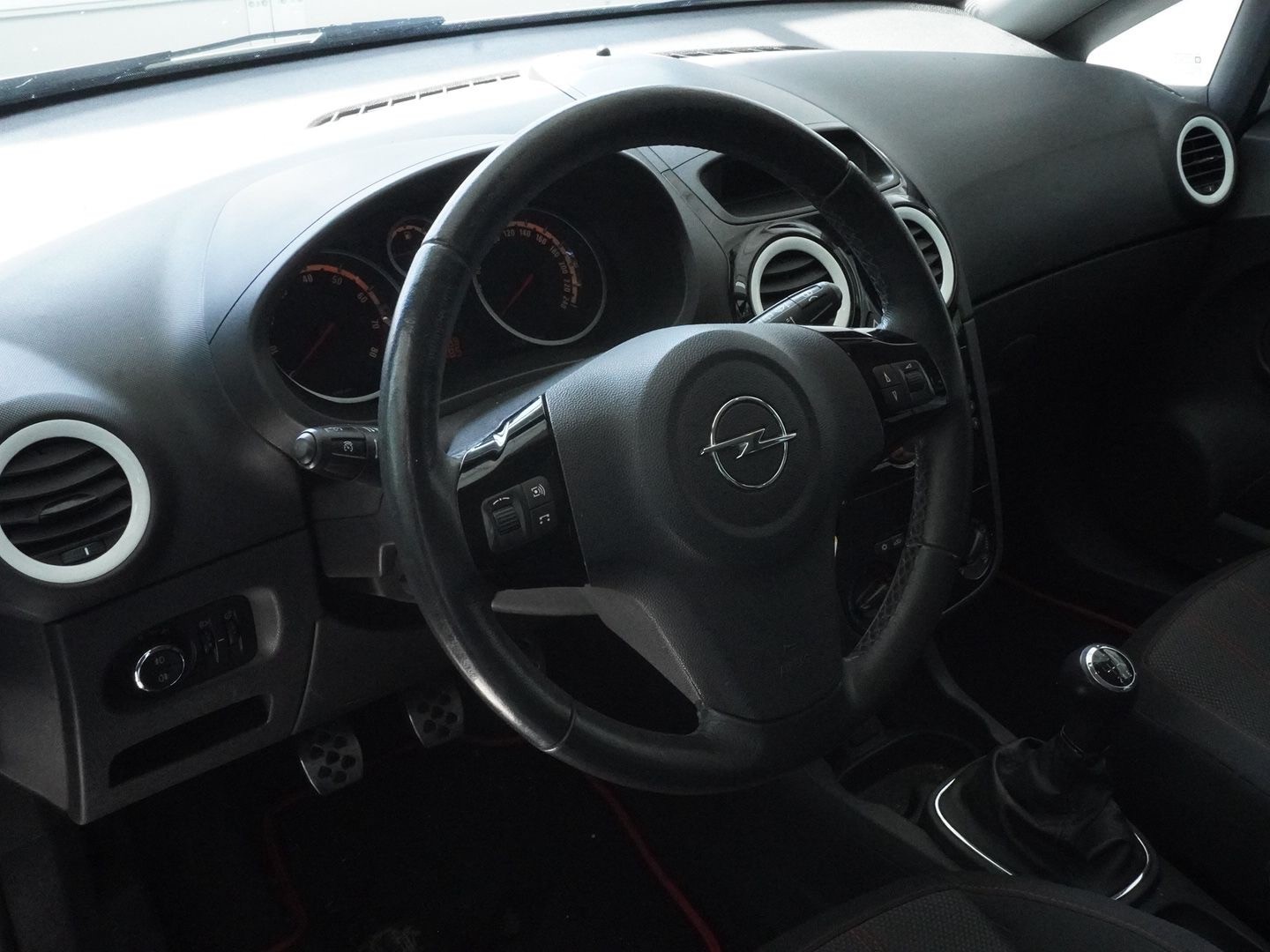OPEL Corsa 1.6 Turbo Color Edition-image-2