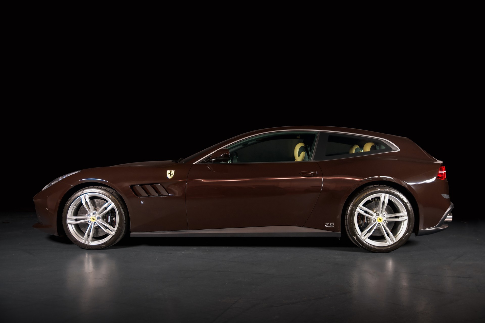 FERRARI GTC 4 Lusso Tailor Made 70 Anni Collection-image-3